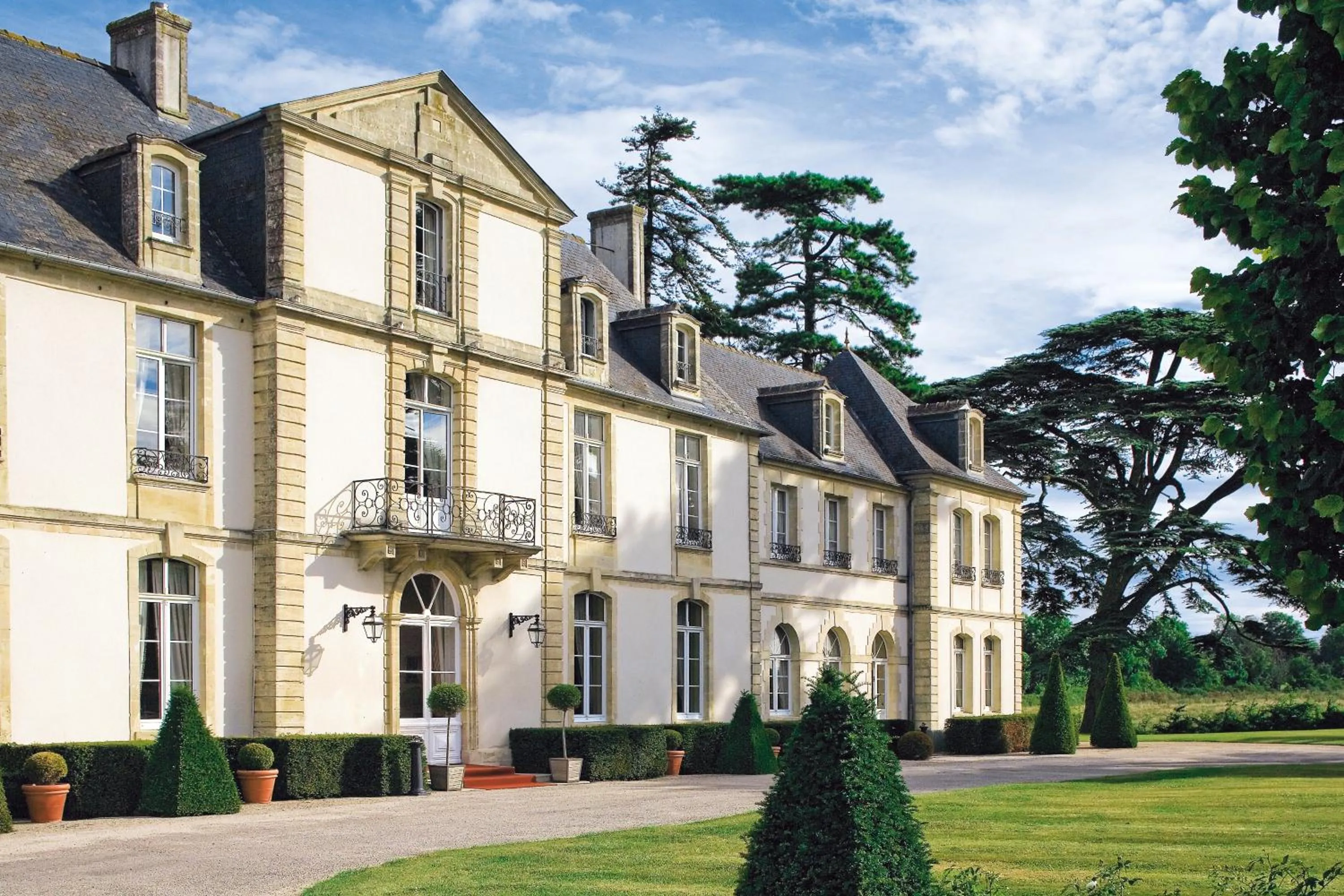 Property building in Grand Hôtel "Château de Sully" - Piscine & Spa