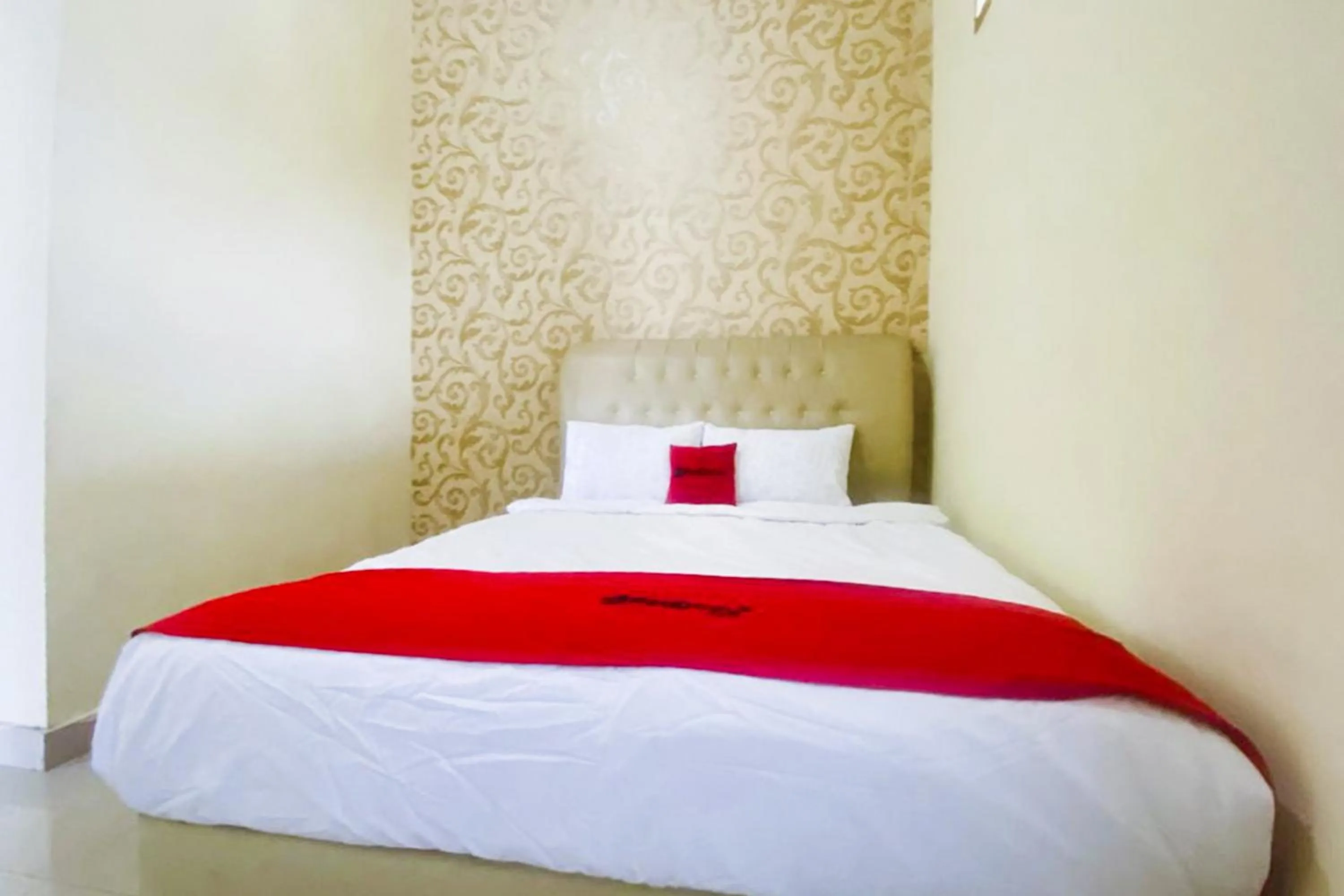 Bedroom, Bed in RedDoorz Syariah at Diva Residen Kasturi 1
