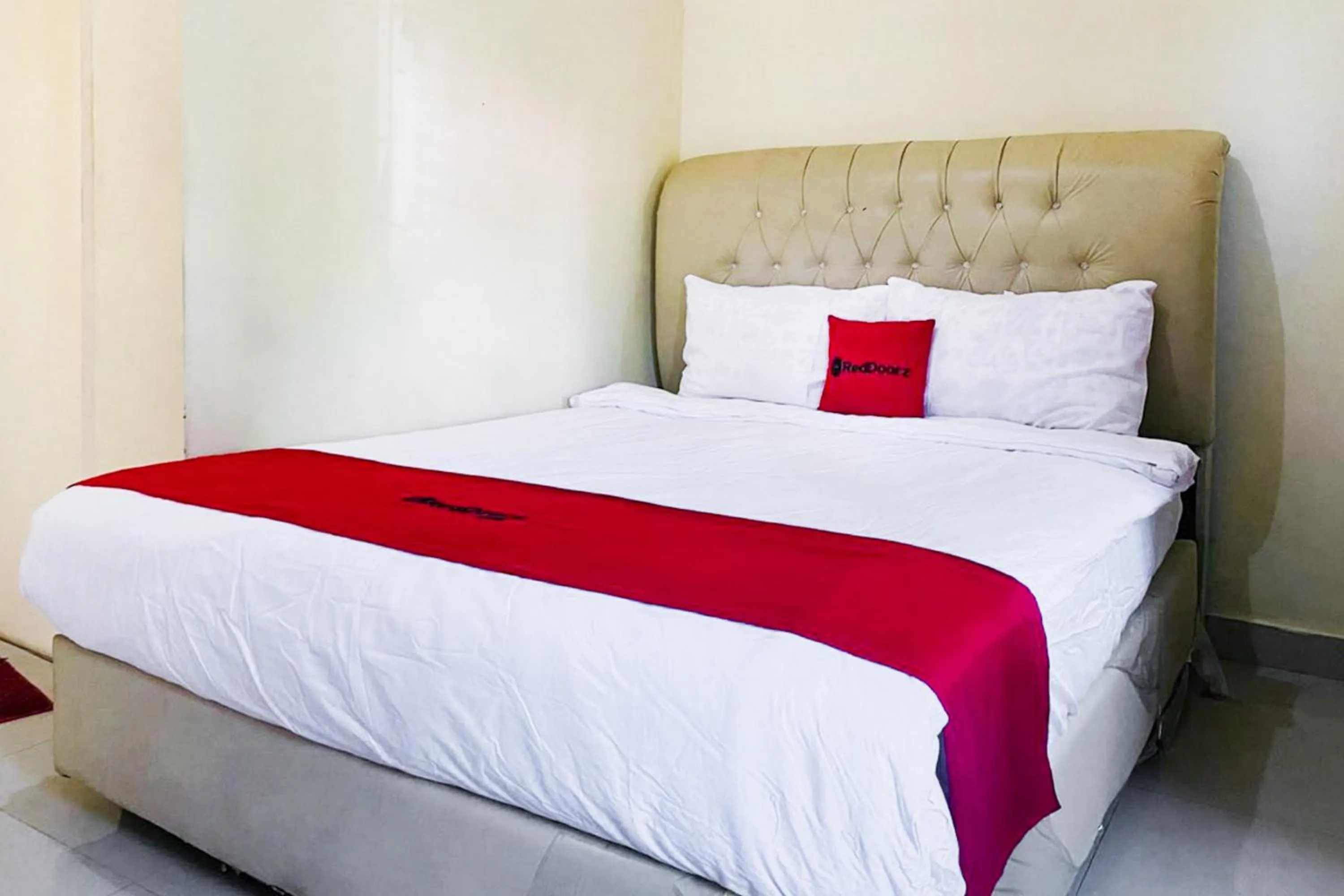 Bedroom, Bed in RedDoorz Syariah at Diva Residen Kasturi 1