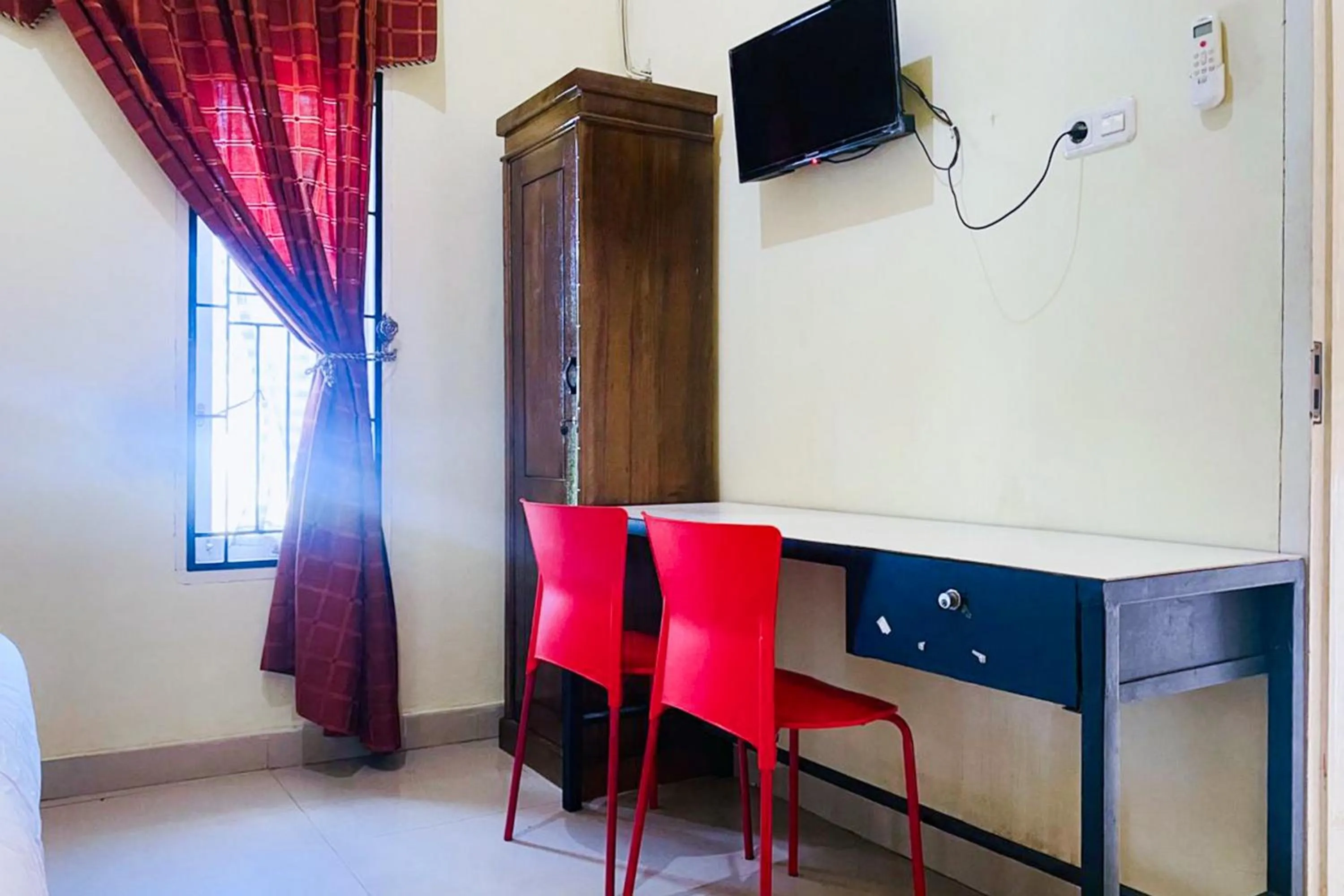 Seating area in RedDoorz Syariah at Diva Residen Kasturi 1