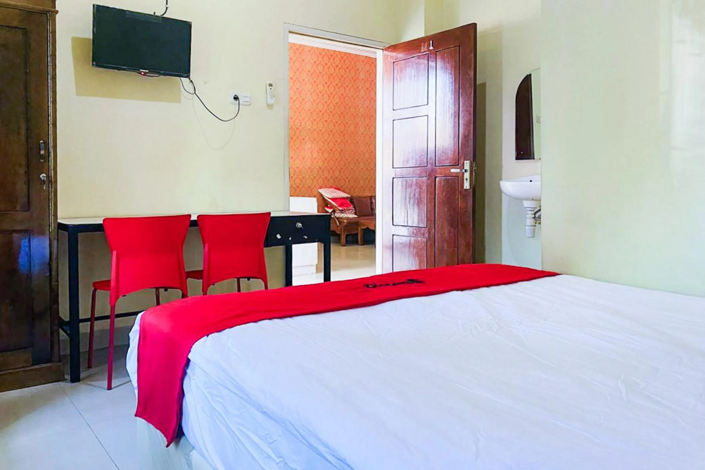 Bedroom, Bed in RedDoorz Syariah at Diva Residen Kasturi 1