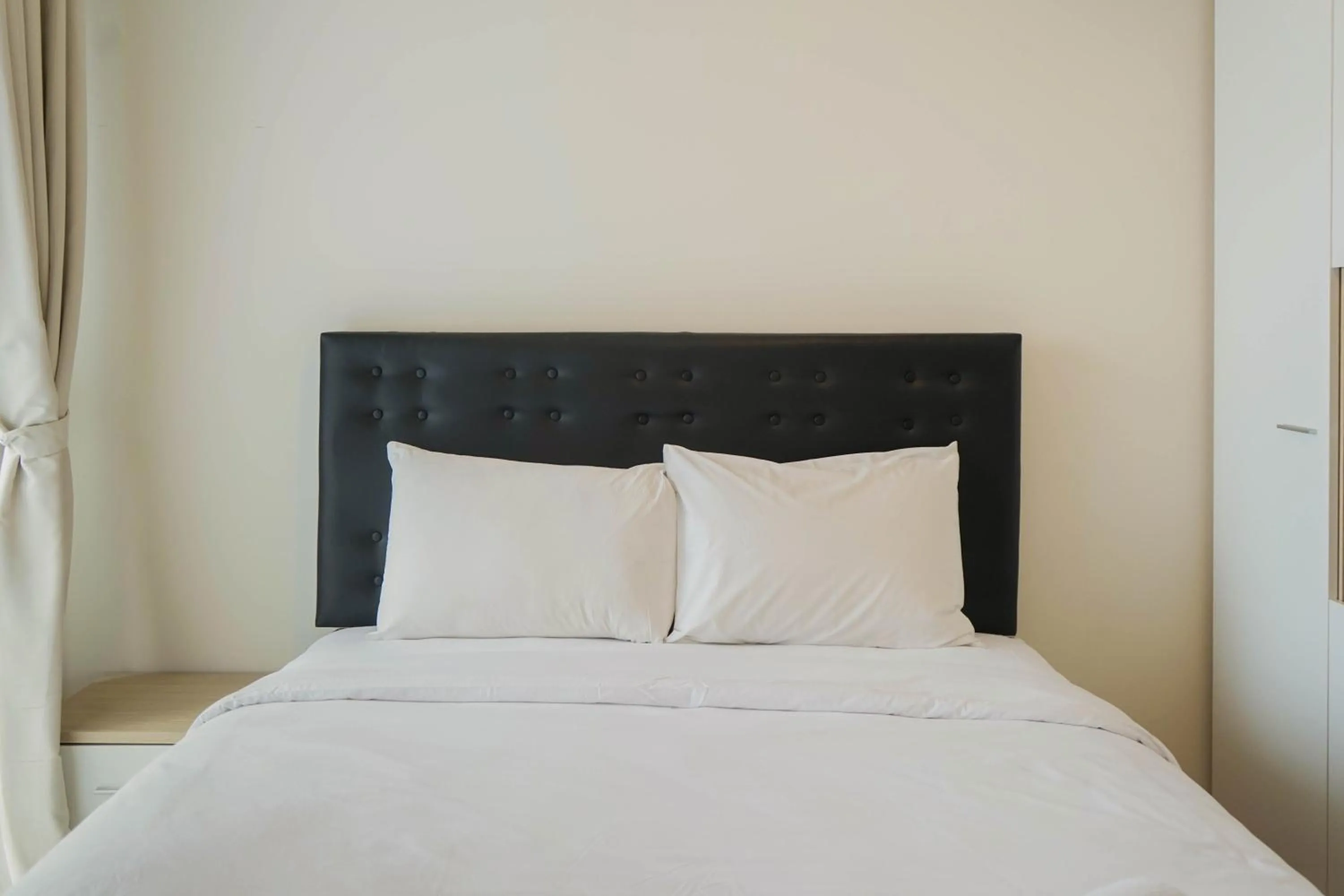 Bed in New Furnished Studio with Sea View at Gold Coast Apartment By Travelio