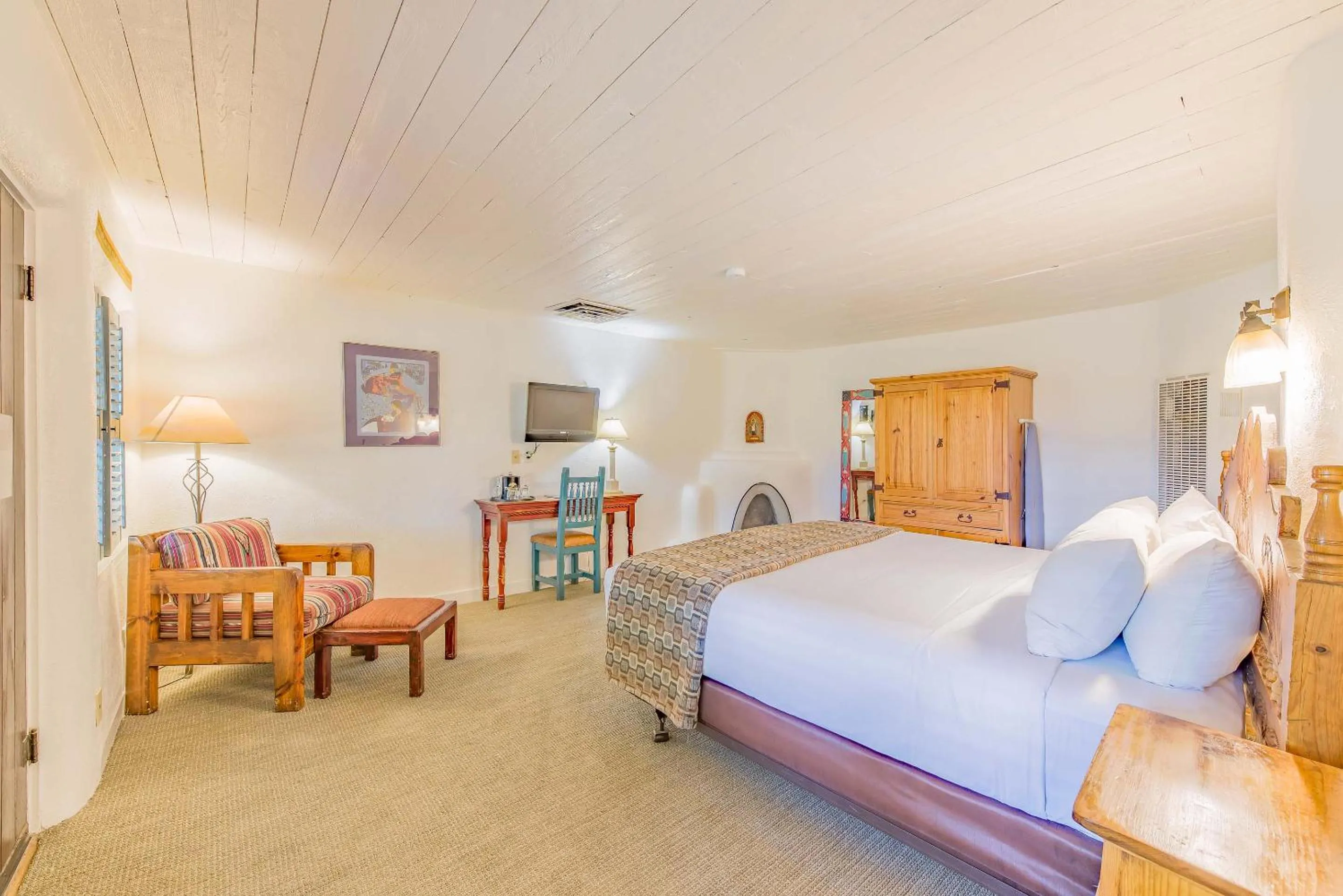 Seating area, Bed in The Historic Taos Inn