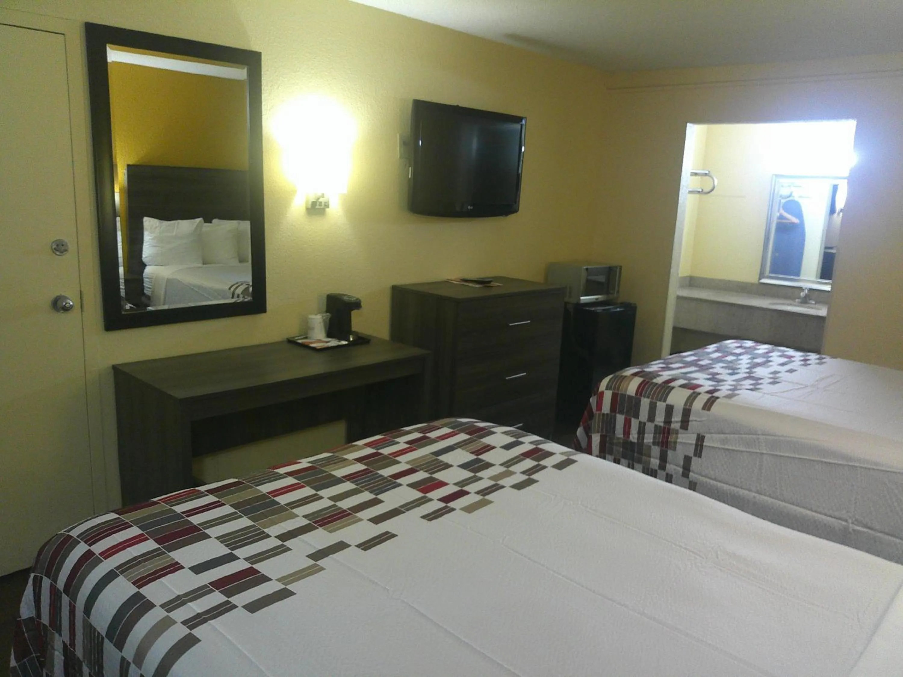 Bedroom, Bed in Red Roof Inn Hampton Coliseum