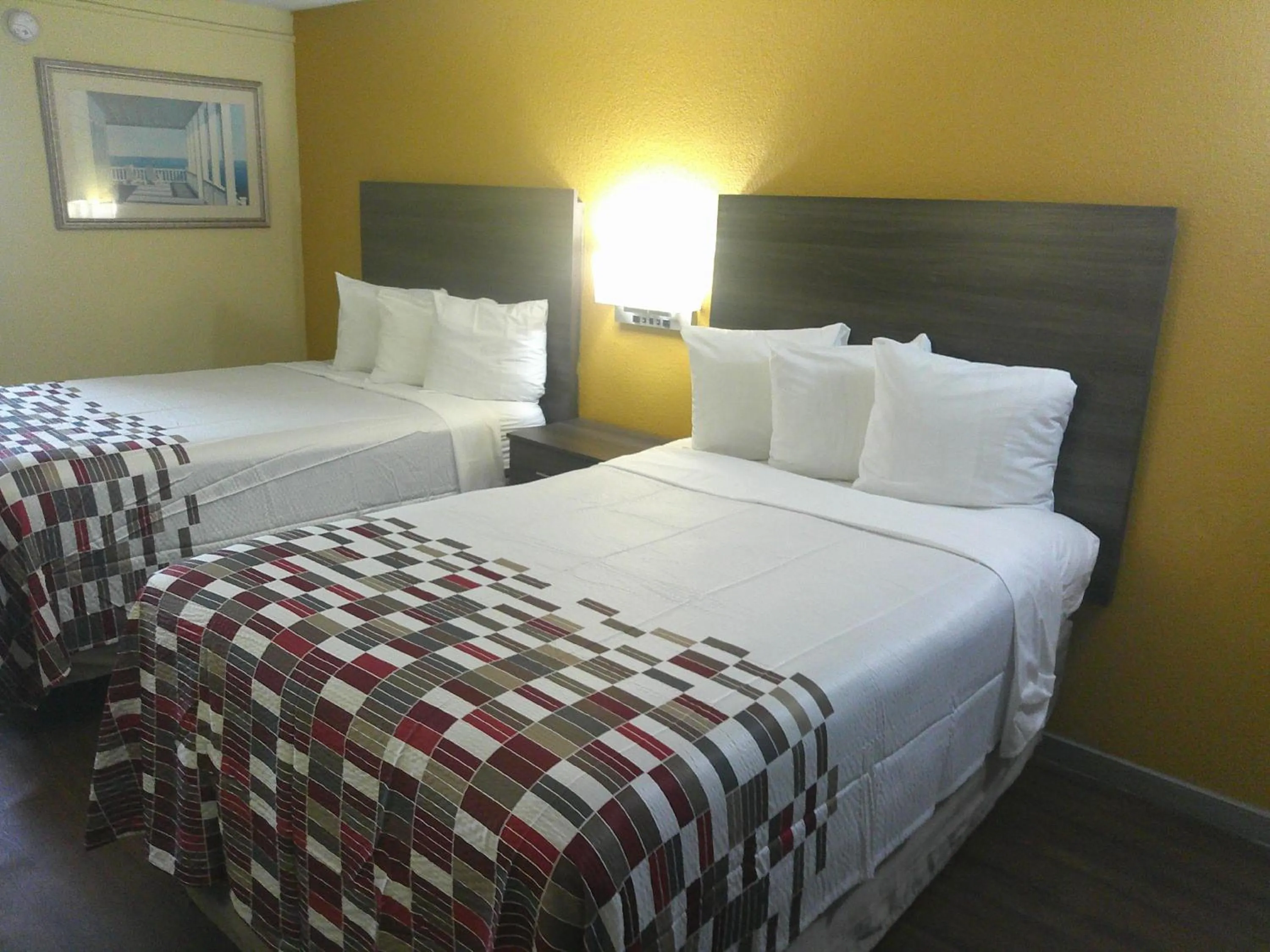 Bedroom, Bed in Red Roof Inn Hampton Coliseum