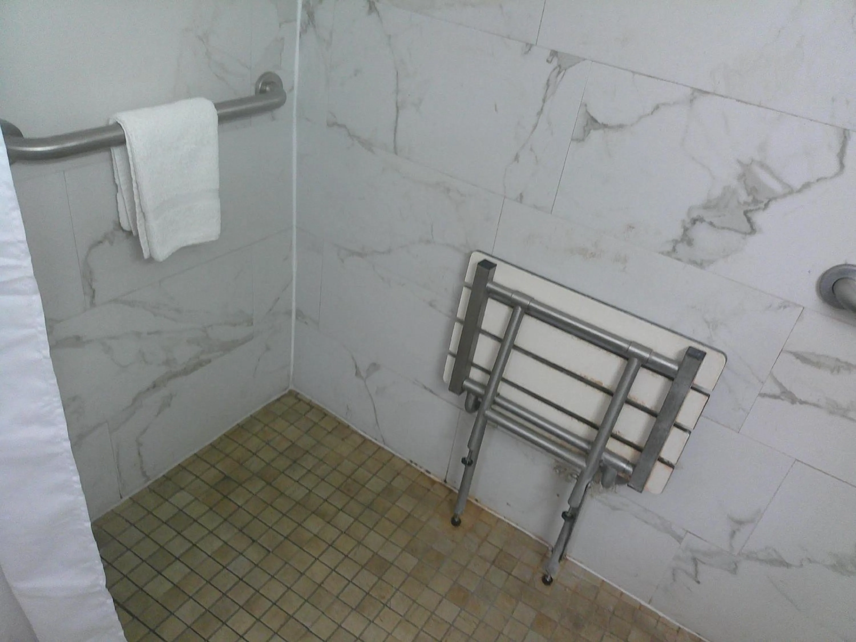 Bathroom in Red Roof Inn Hampton Coliseum