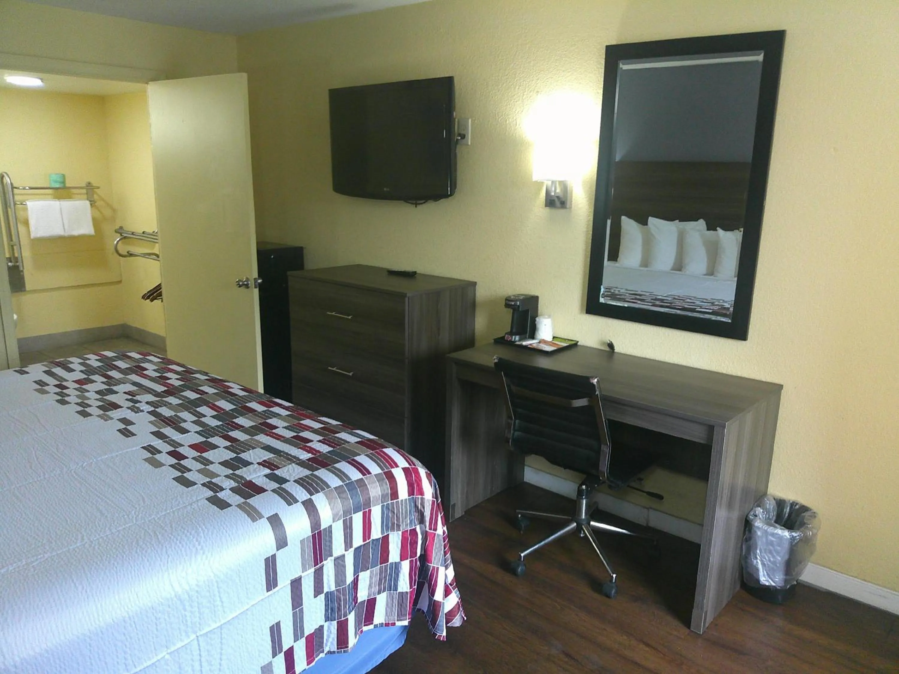 Bedroom, Bed in Red Roof Inn Hampton Coliseum