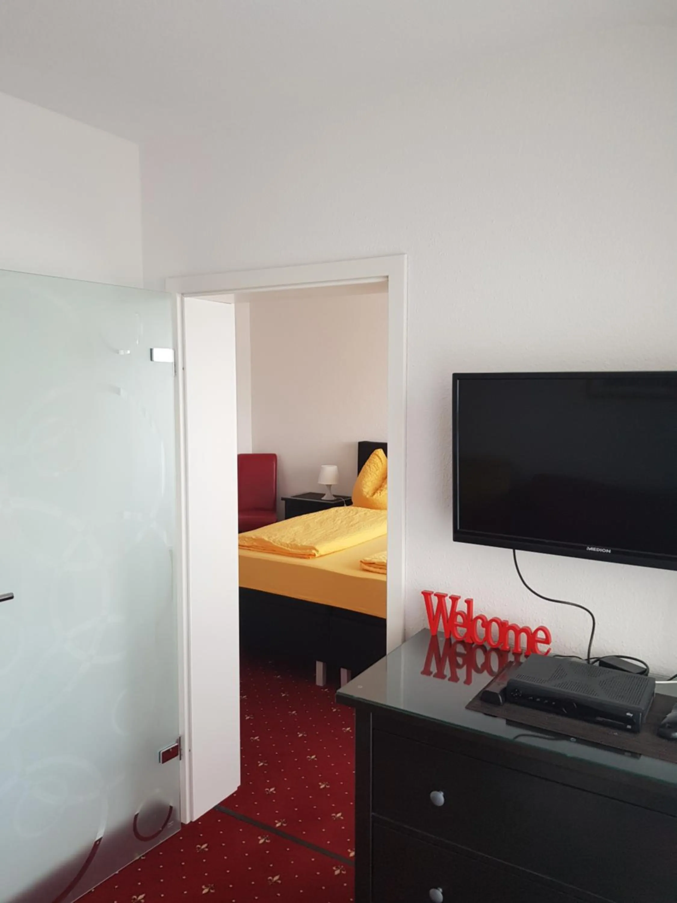 Living room, Bed in Panorama Hotel Pension Frohnau