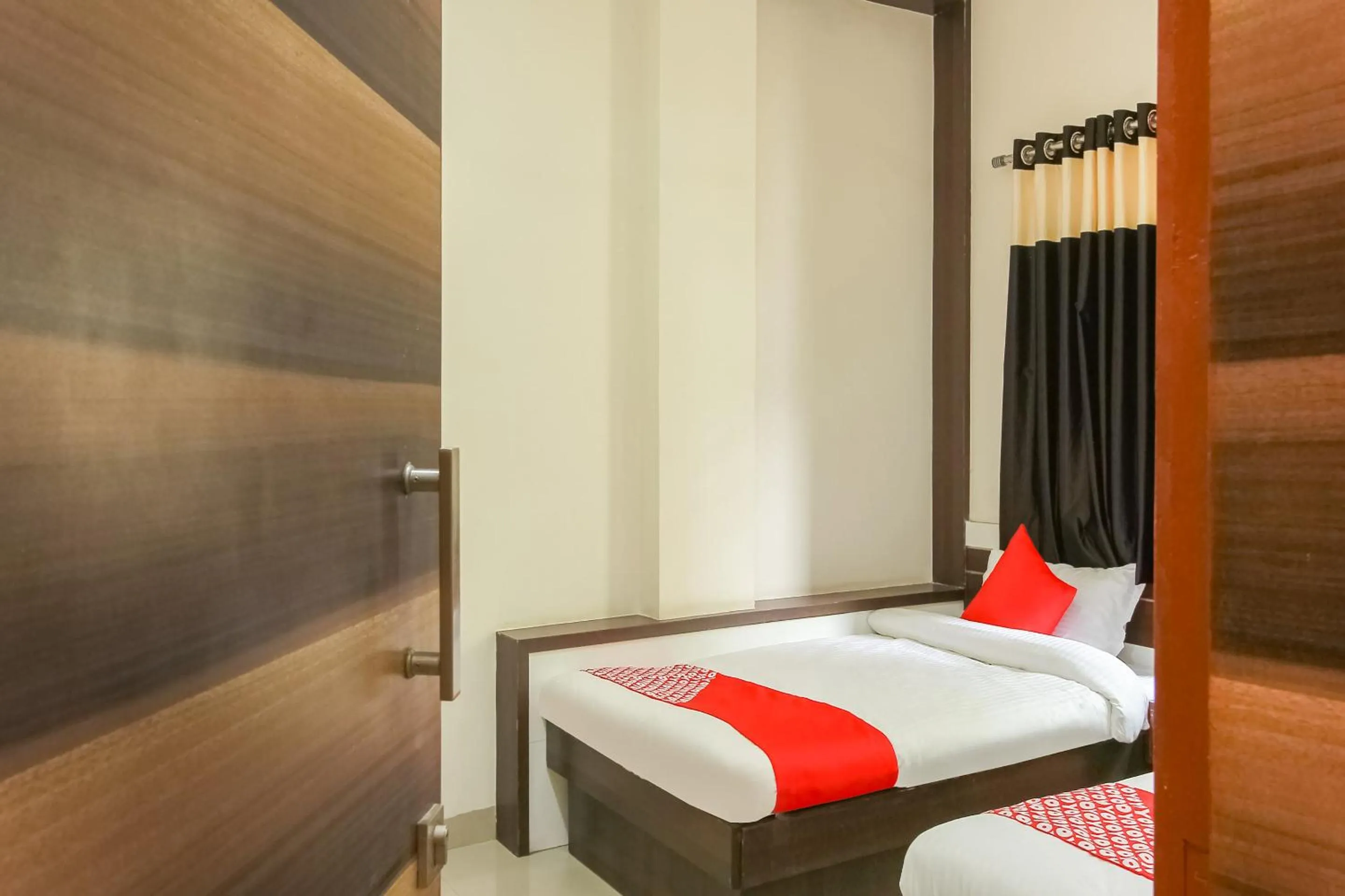 Facade/entrance, Bed in Hotel O Unique Inn