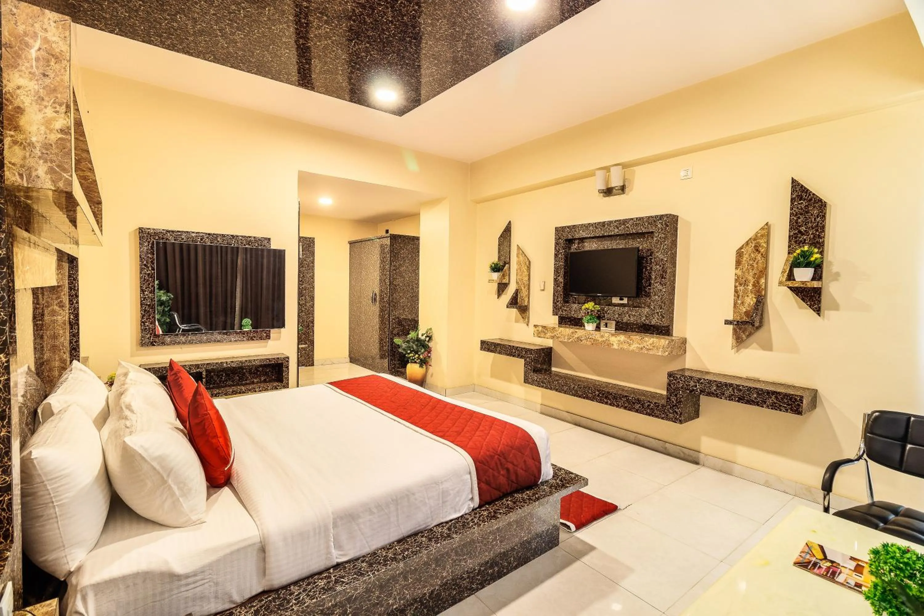 Photo of the whole room, Bed in Octave Nest Inn