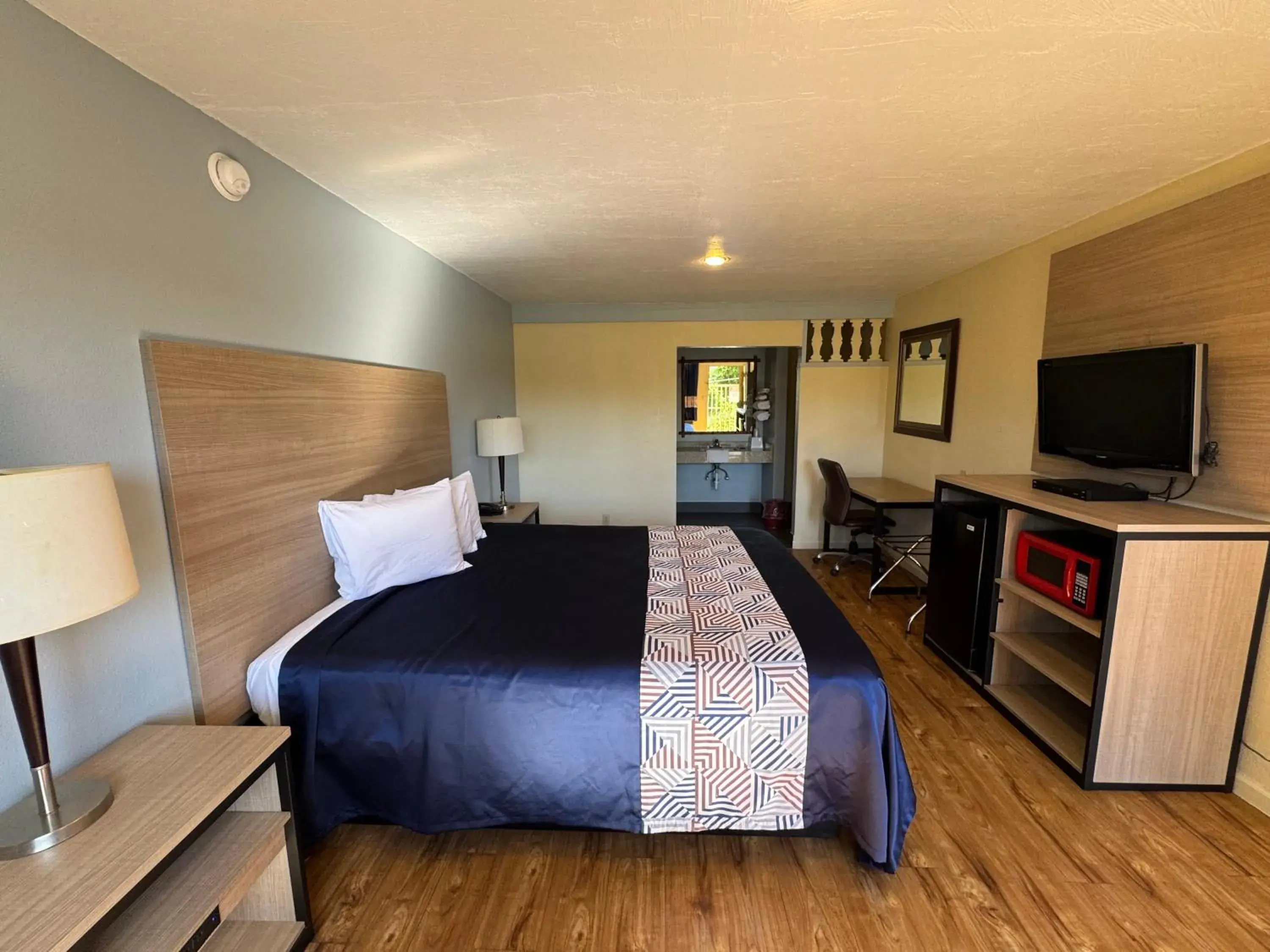 King Room - Non-Smoking in Discovery Inn King Room - Non-Smoking in Discovery Inn