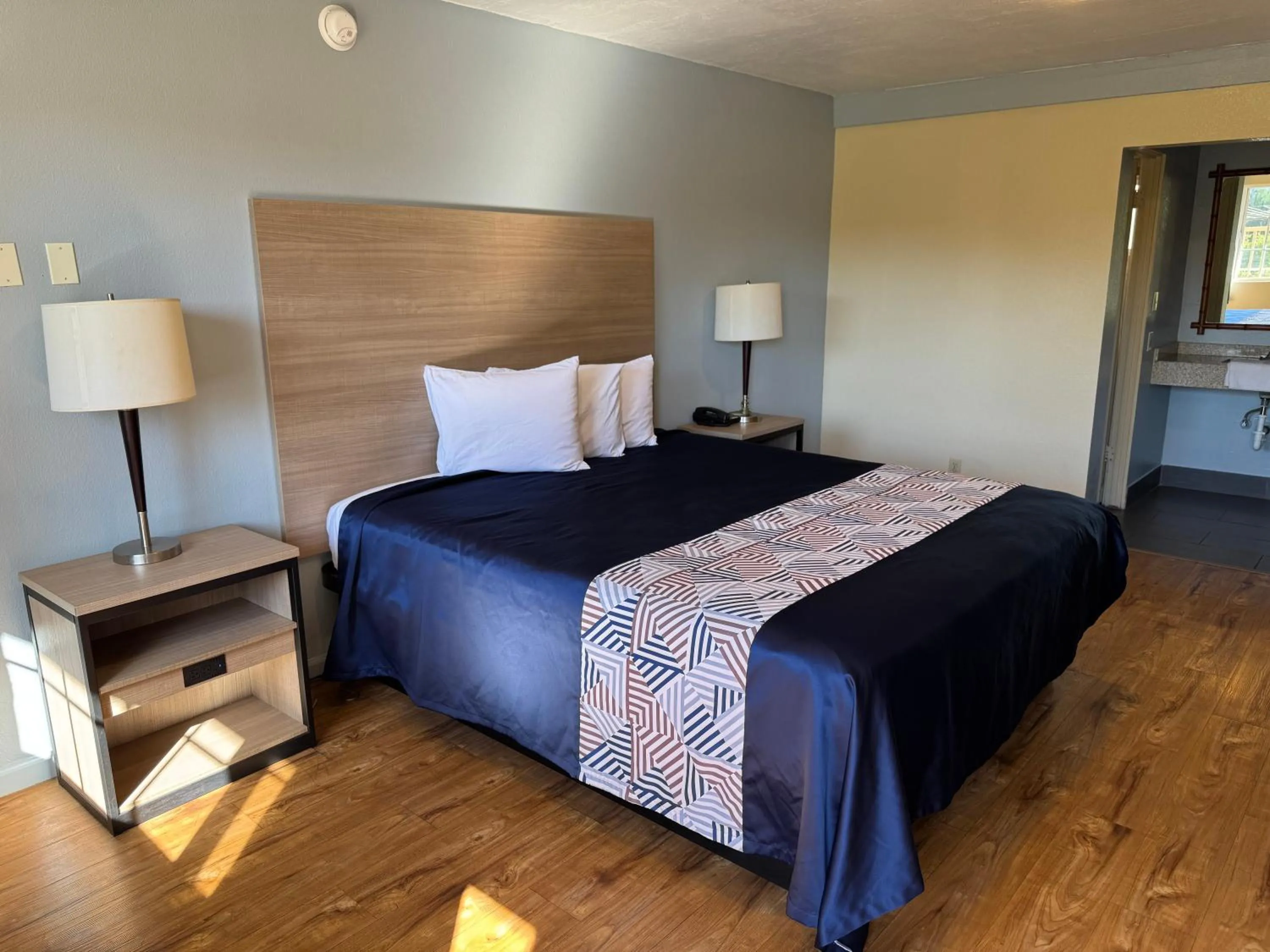 Bedroom, Bed in Discovery Inn