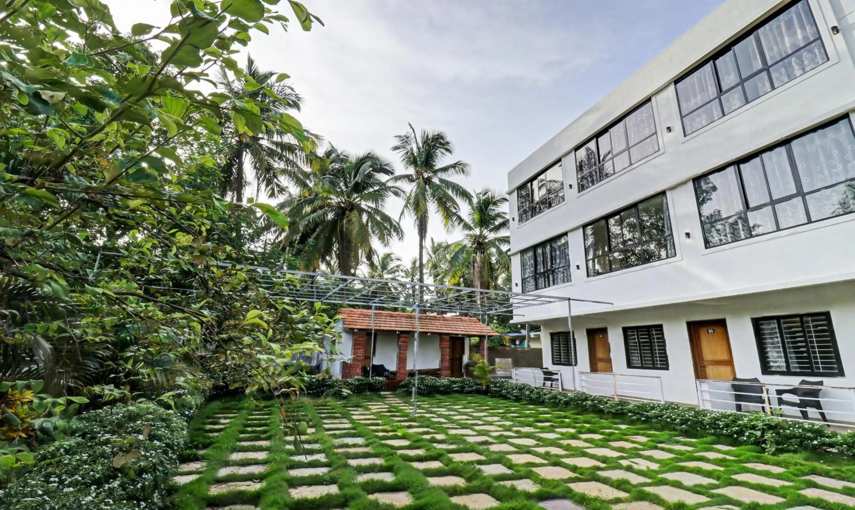 Property building in Itsy Hotels Morjim Pride