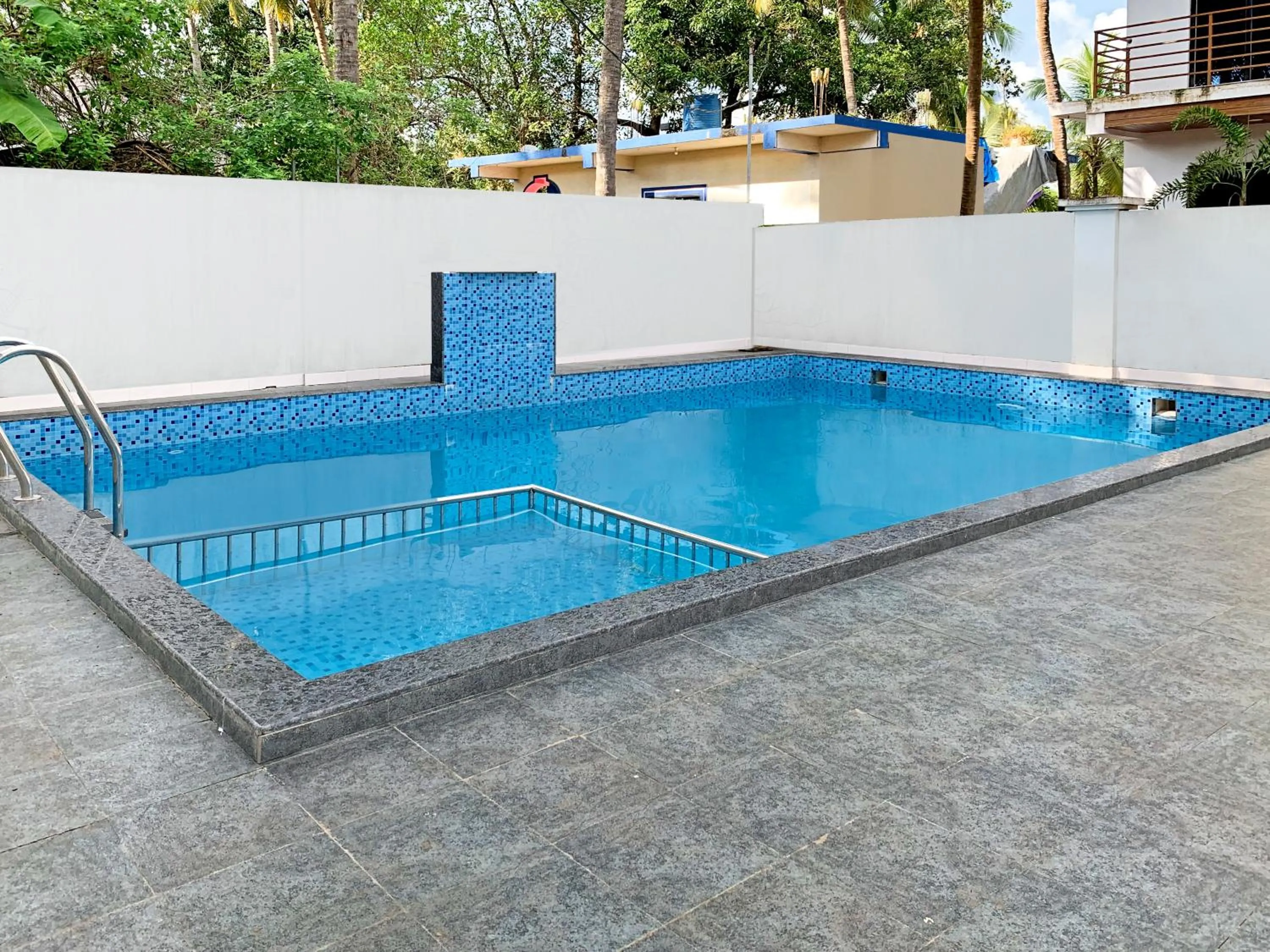 Swimming pool in Itsy Hotels Morjim Pride