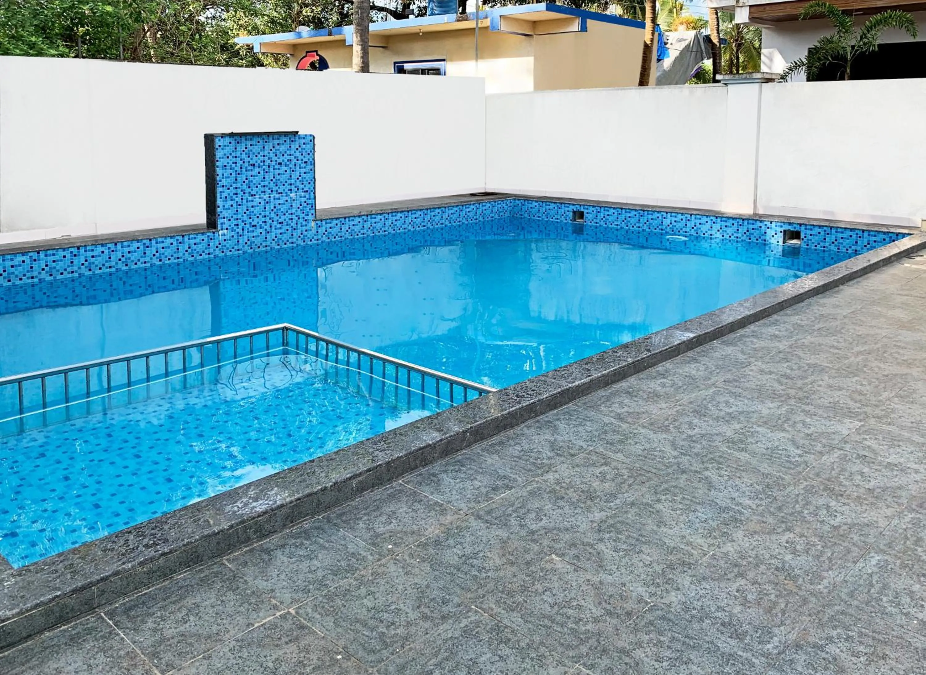 Swimming pool in Itsy Hotels Morjim Pride