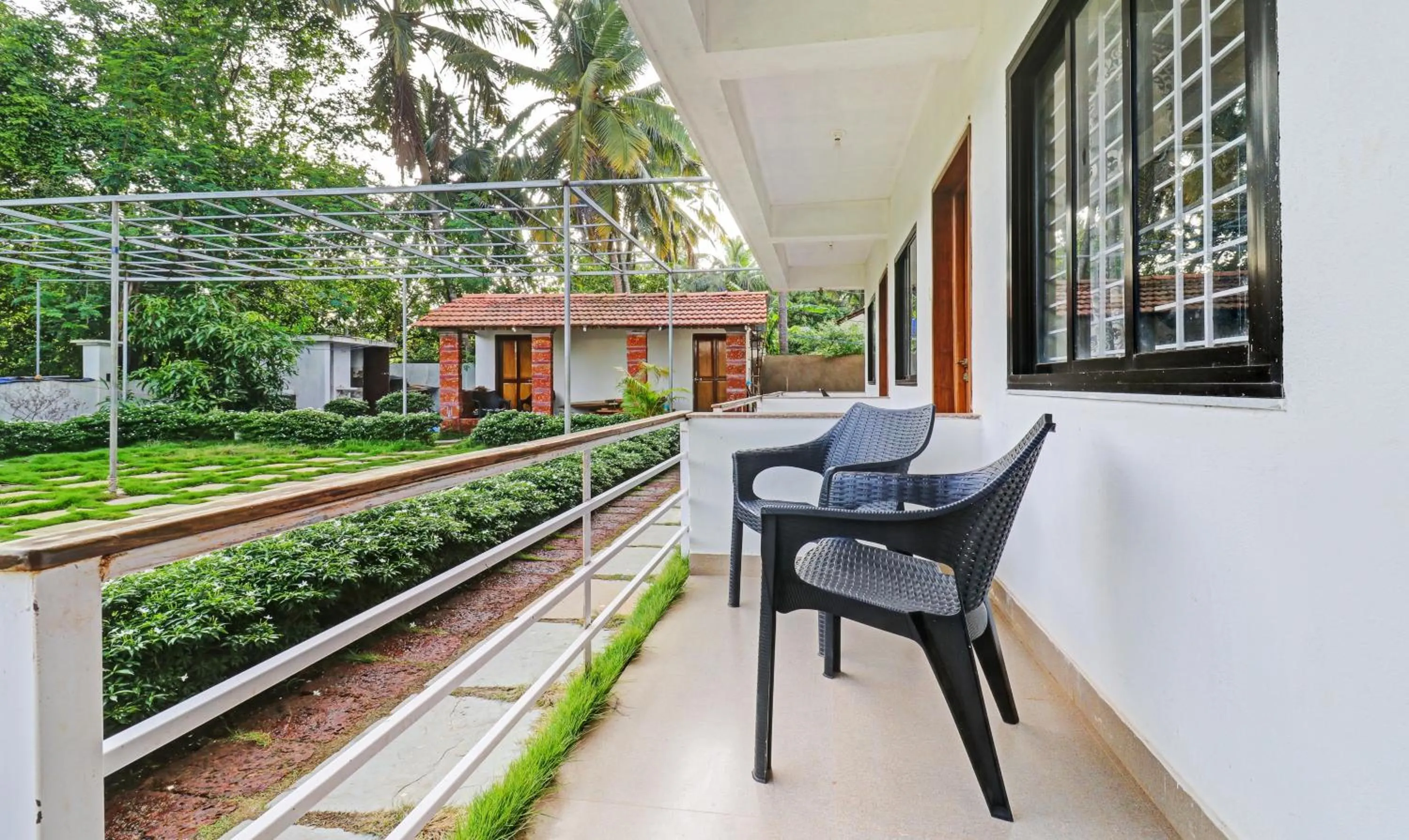 Balcony/Terrace in Itsy Hotels Morjim Pride