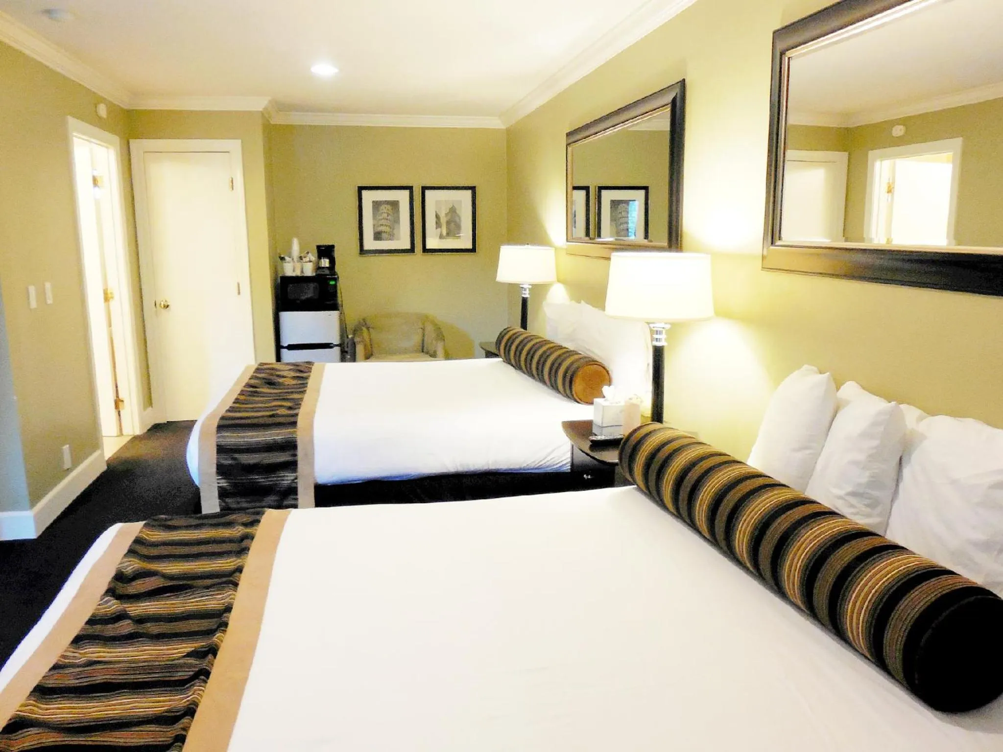 Bed in Sea Breeze Inn - Pacific Grove