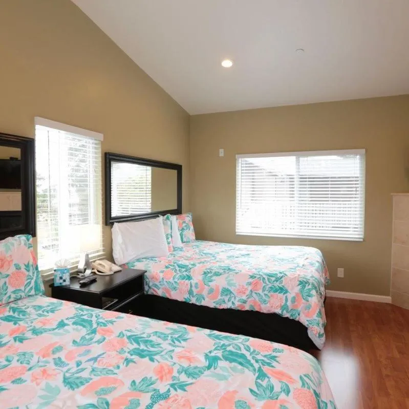 Bed in Sea Breeze Inn - Pacific Grove