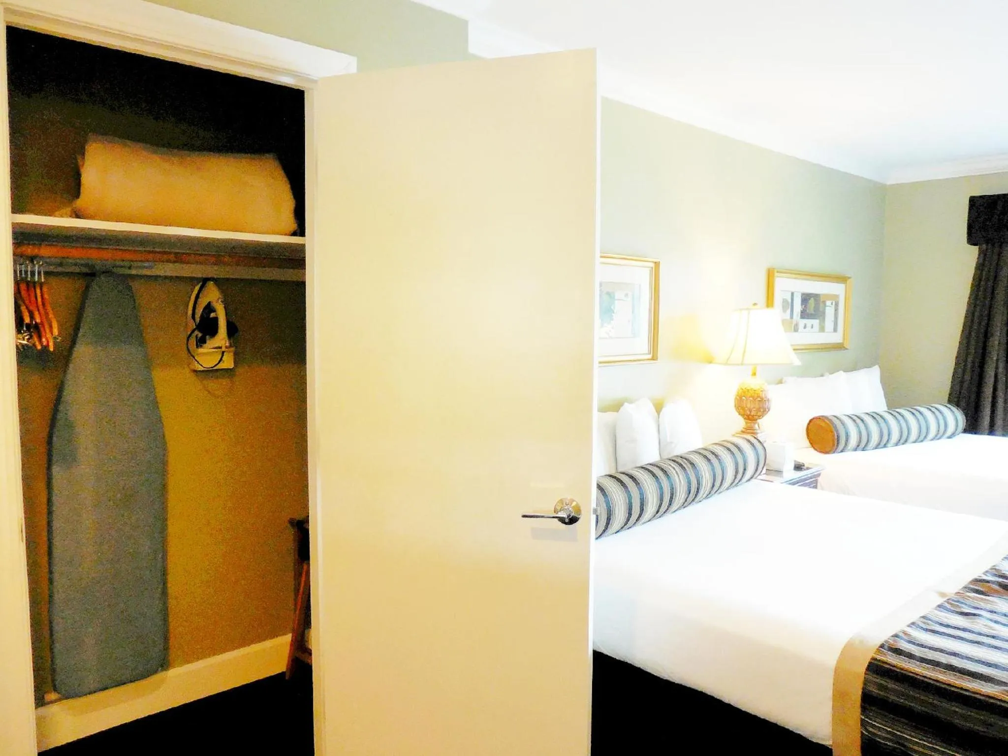 Bed in Sea Breeze Inn - Pacific Grove