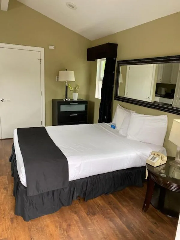 Bed in Sea Breeze Inn - Pacific Grove