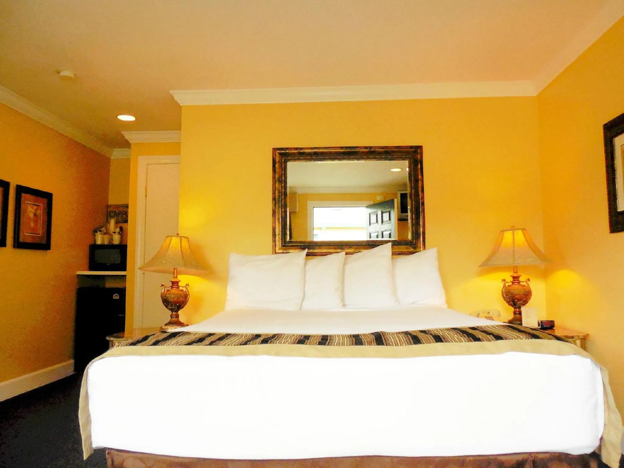 Bed in Sea Breeze Inn - Pacific Grove