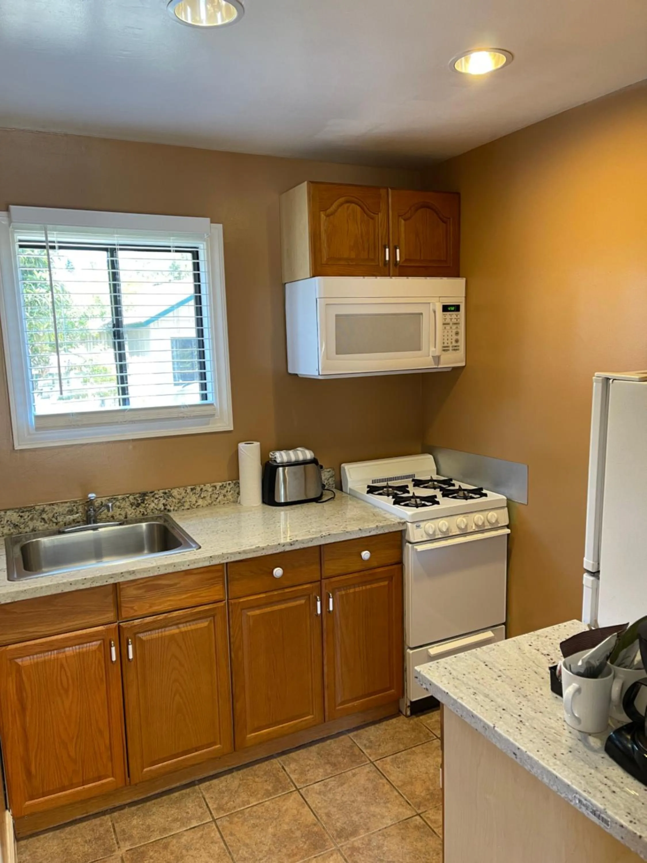 Kitchen or kitchenette in Sea Breeze Inn - Pacific Grove