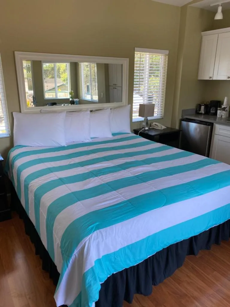Bed in Sea Breeze Inn - Pacific Grove