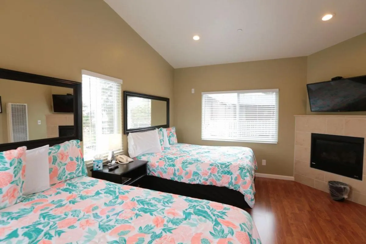 Bed in Sea Breeze Inn - Pacific Grove