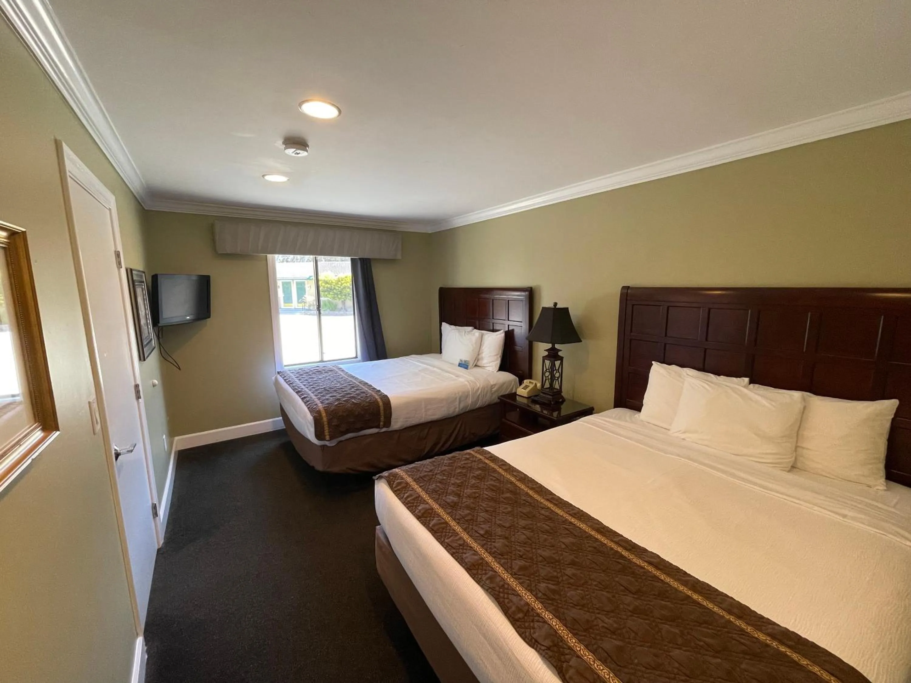 Bedroom, Bed in Sea Breeze Inn - Pacific Grove