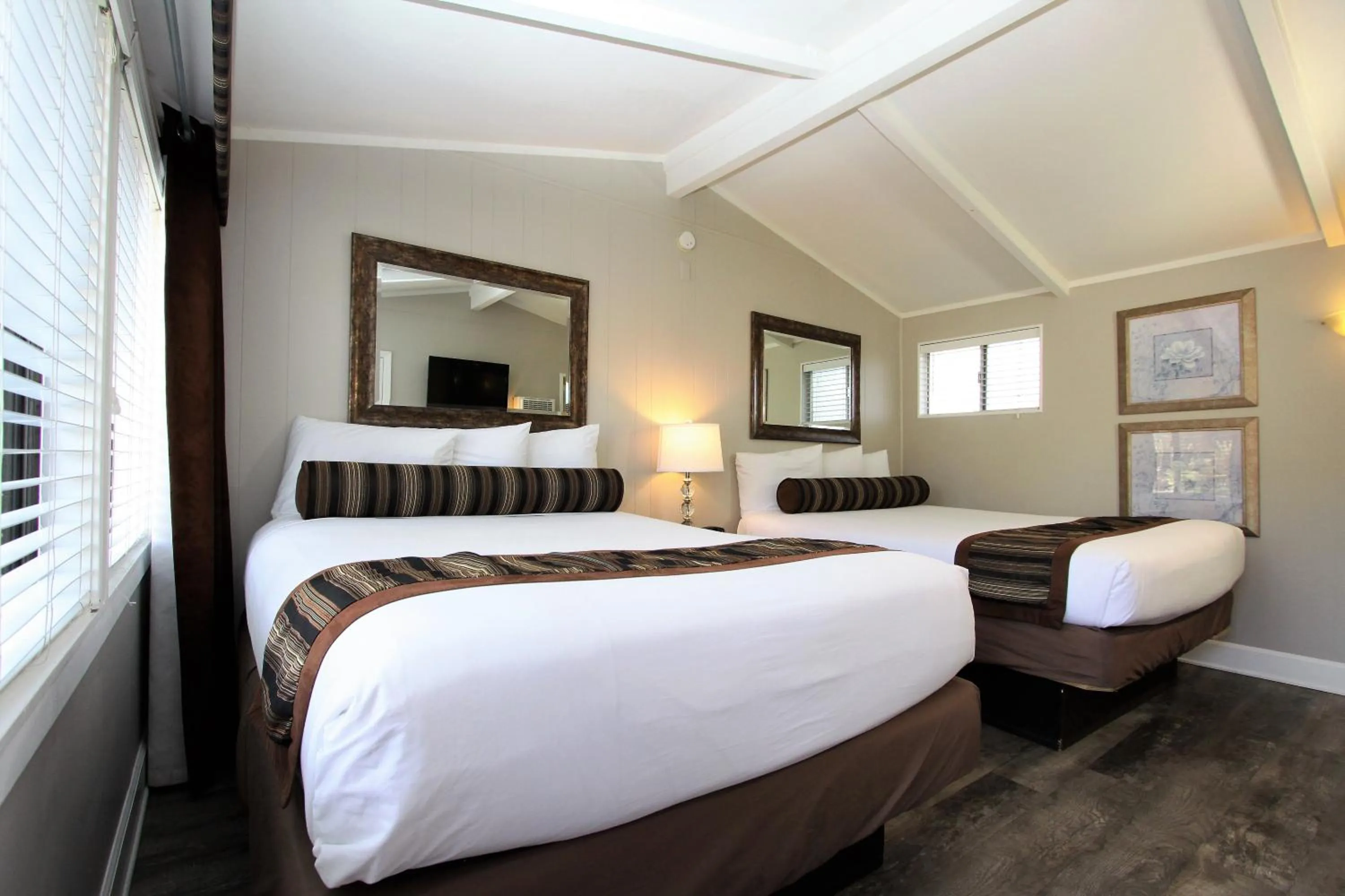 Bed in Monterey Peninsula Inn