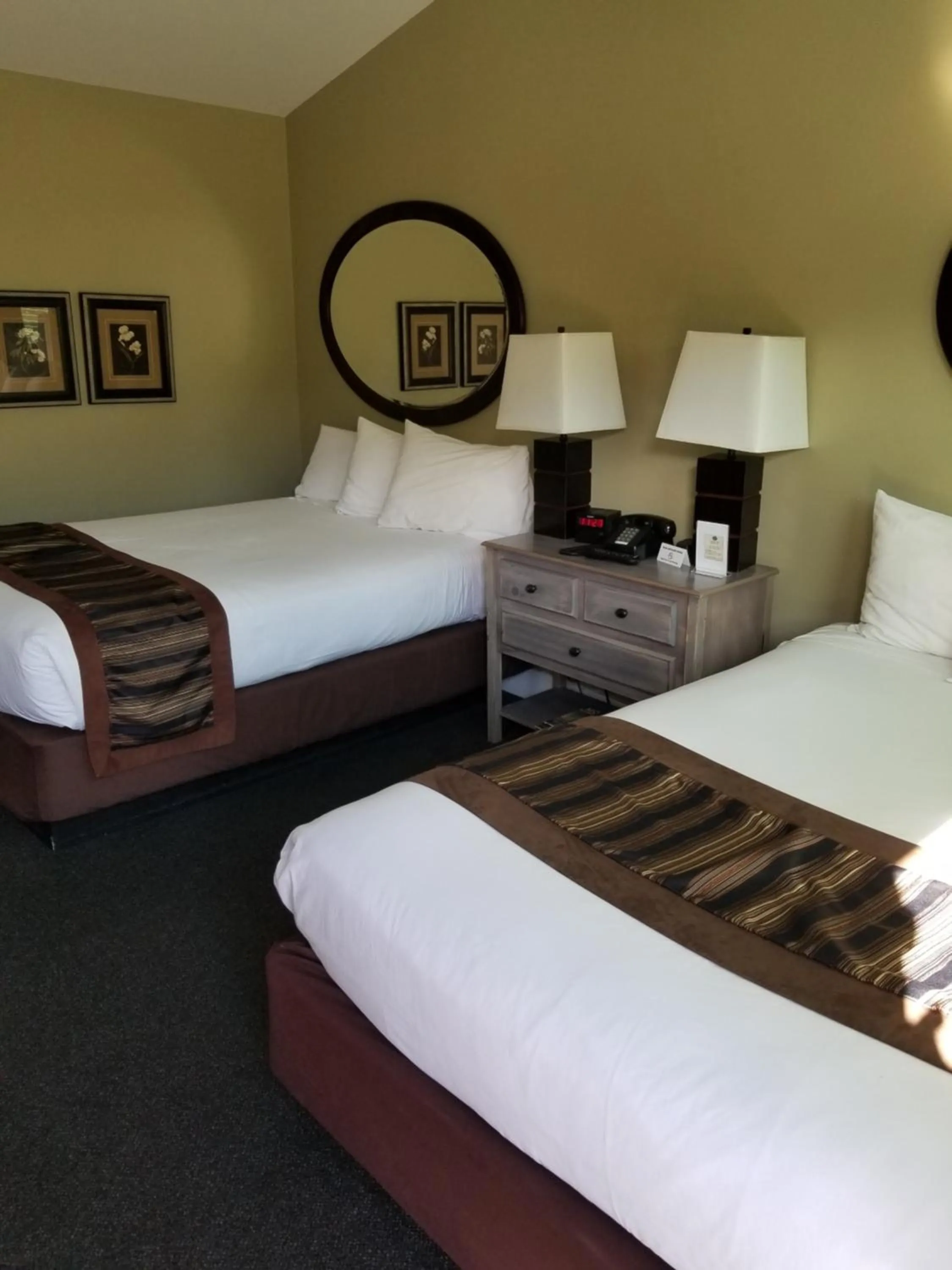 Bed in Monterey Peninsula Inn