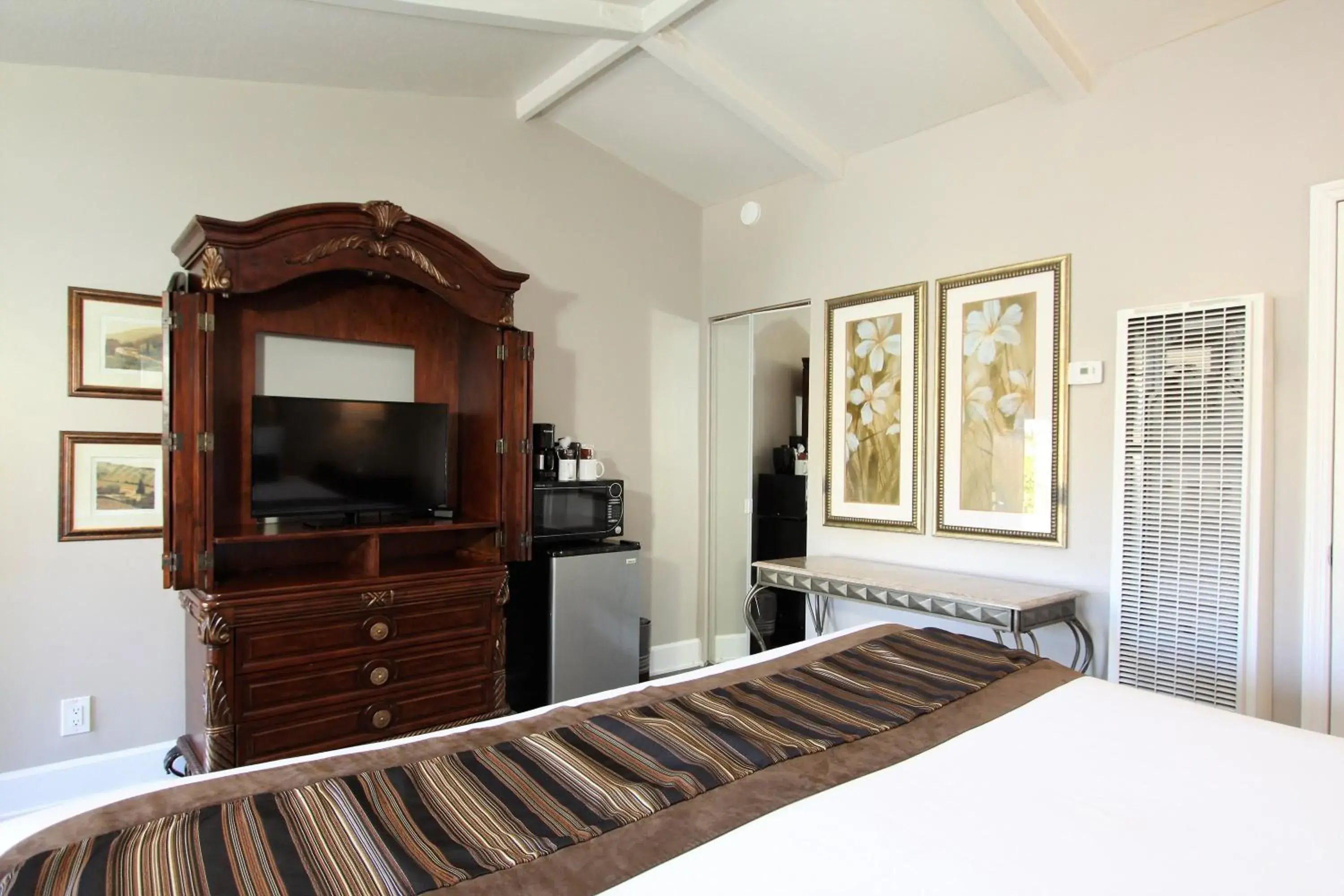 Standard King Room in Monterey Peninsula Inn Standard King Room in Monterey Peninsula Inn