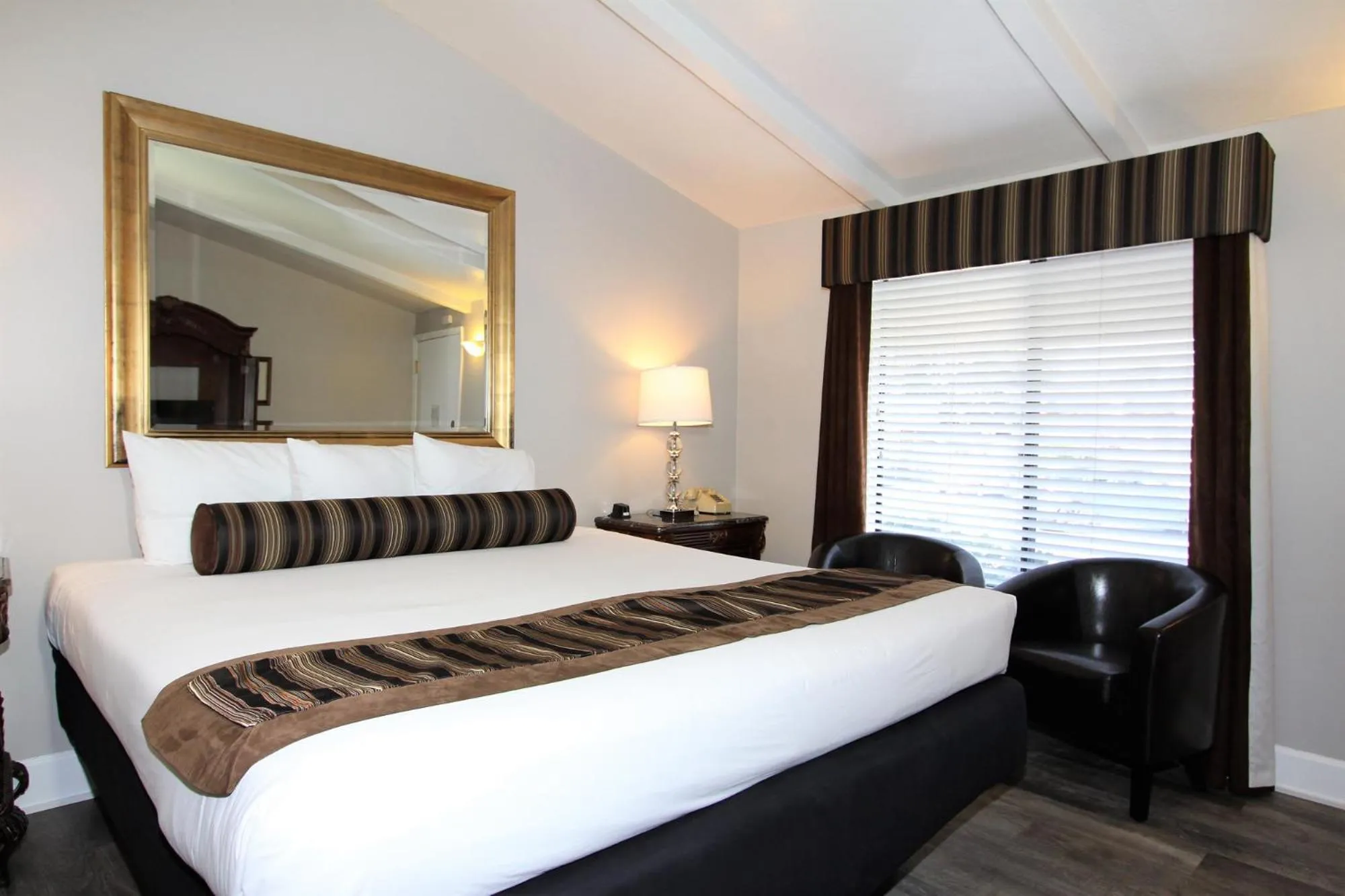 Bed in Monterey Peninsula Inn