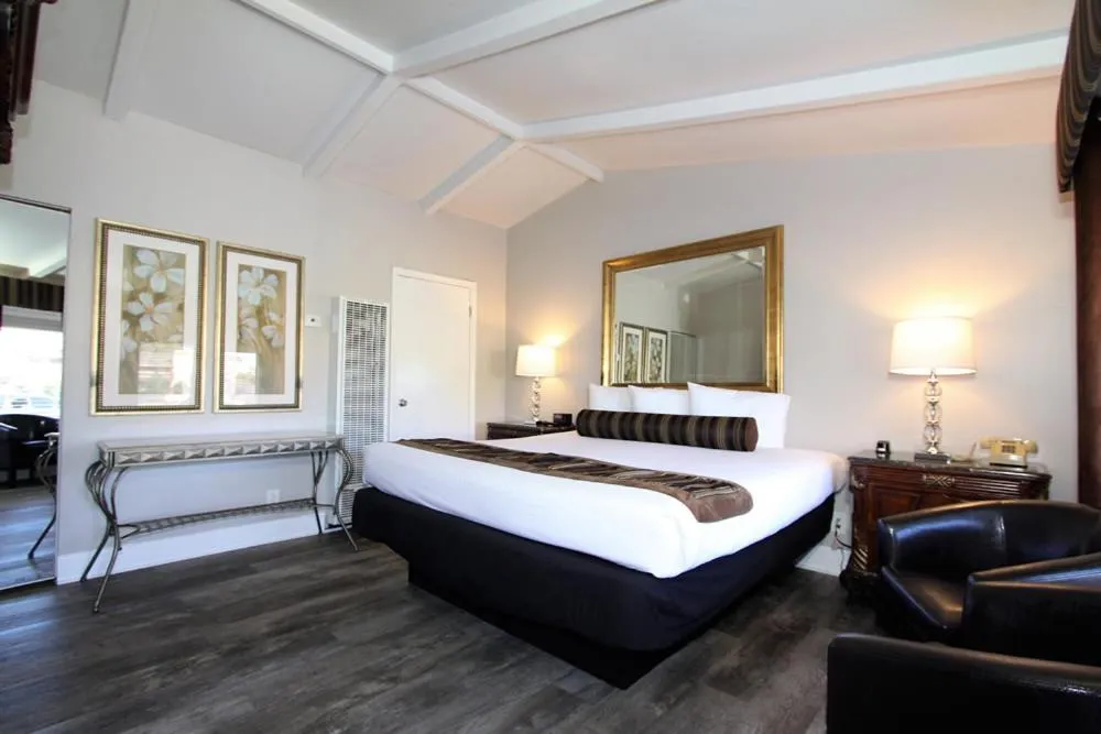 Bed in Monterey Peninsula Inn