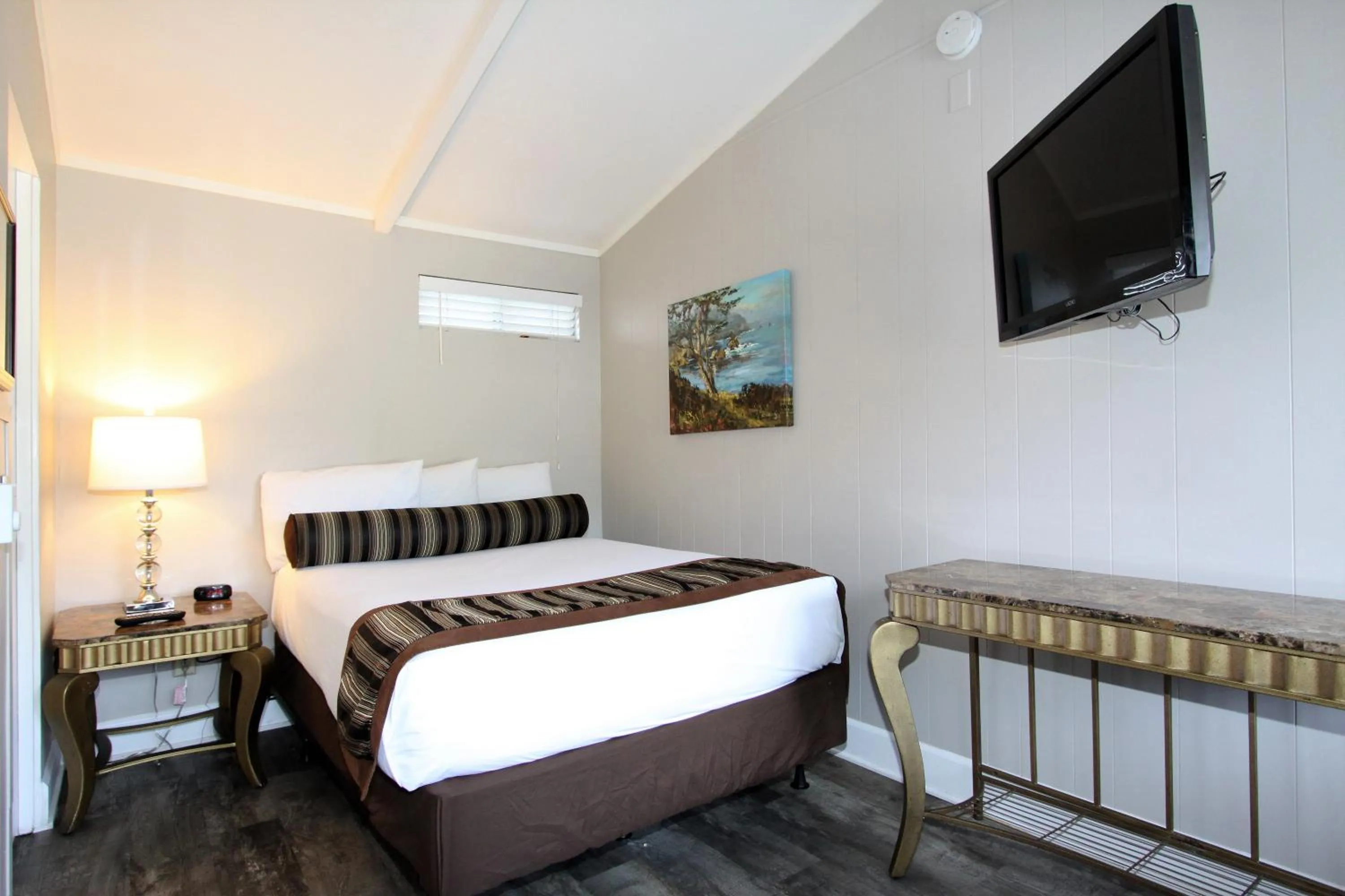 Bed in Monterey Peninsula Inn