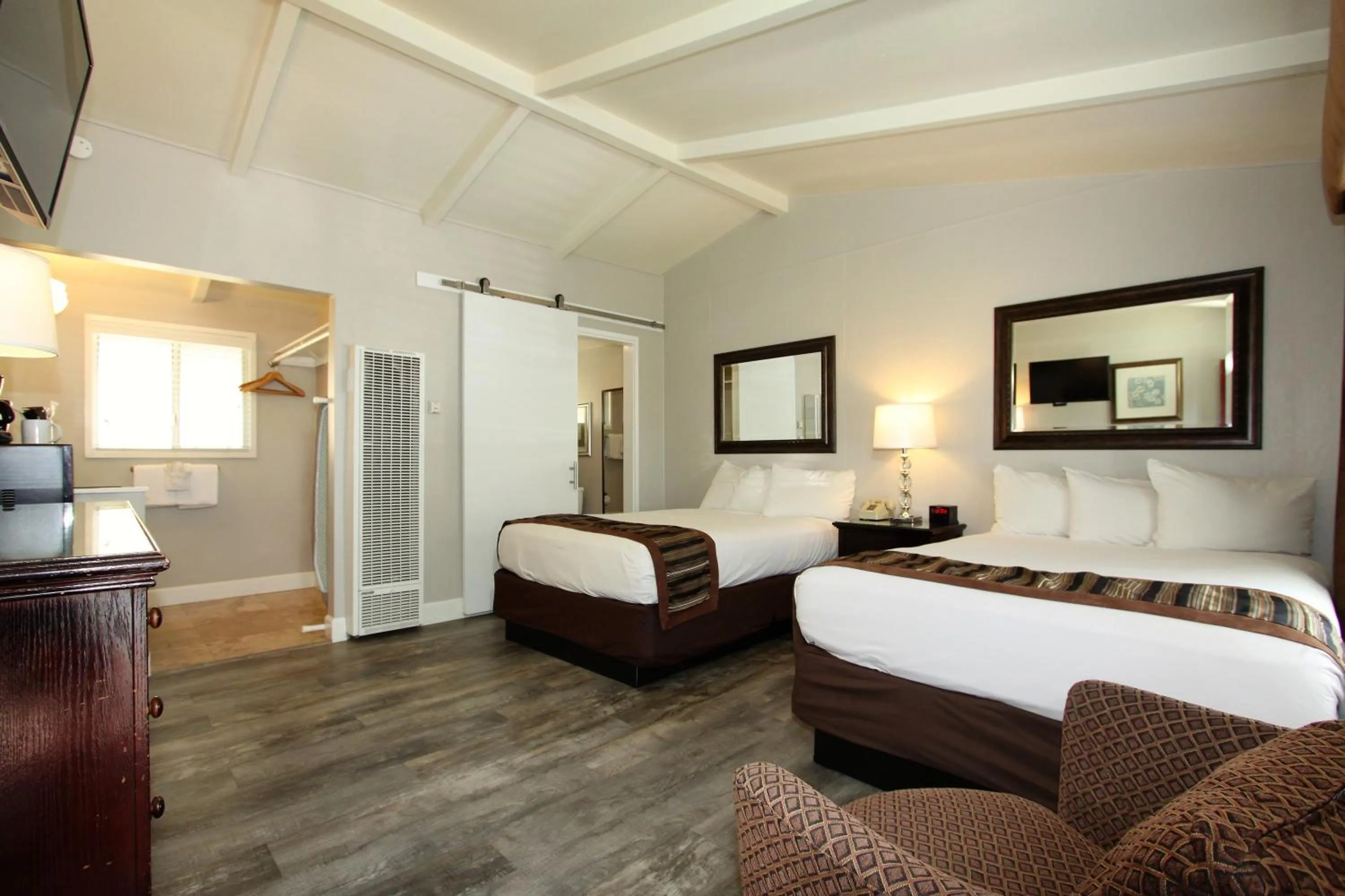 Bed in Monterey Peninsula Inn