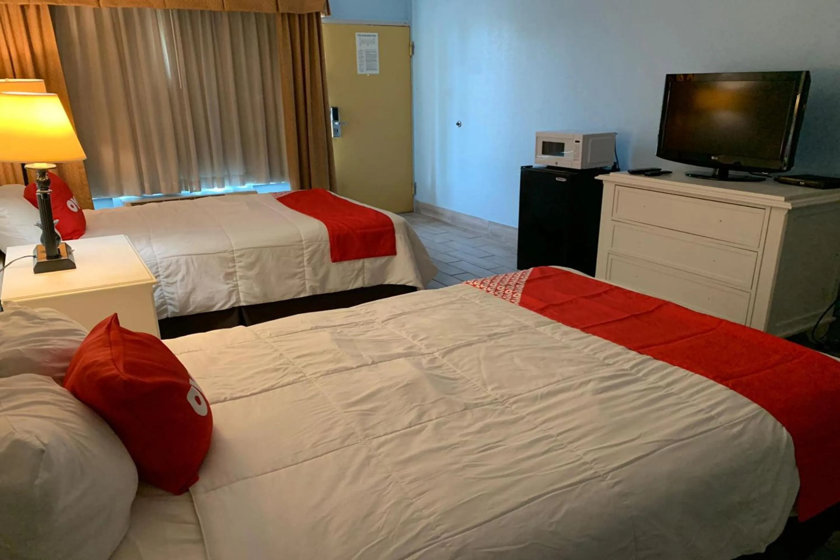 Bedroom, Bed in OYO Hotel Dundee By Crystal Lake