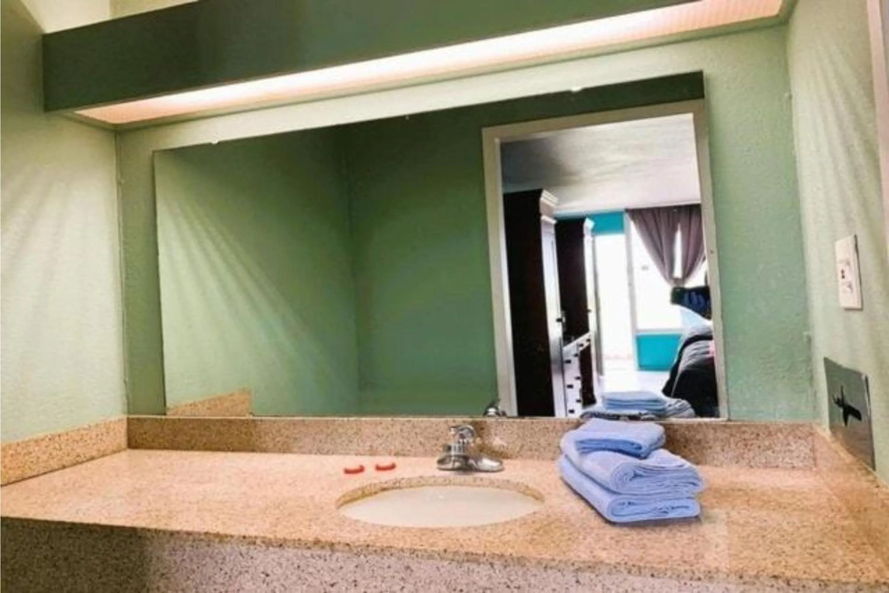 Bathroom in OYO Hotel Dundee By Crystal Lake