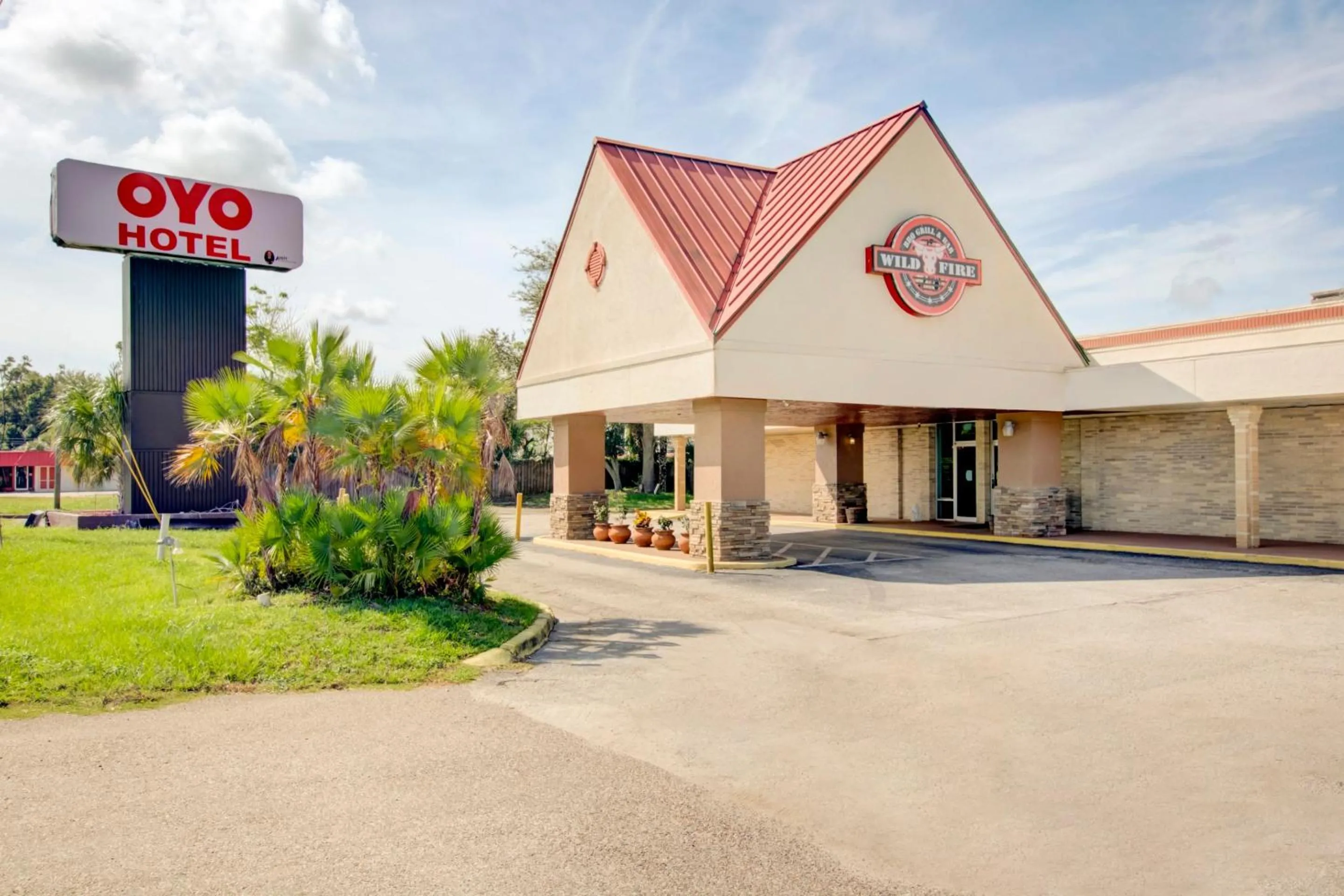 Facade/entrance in OYO Hotel Dundee By Crystal Lake