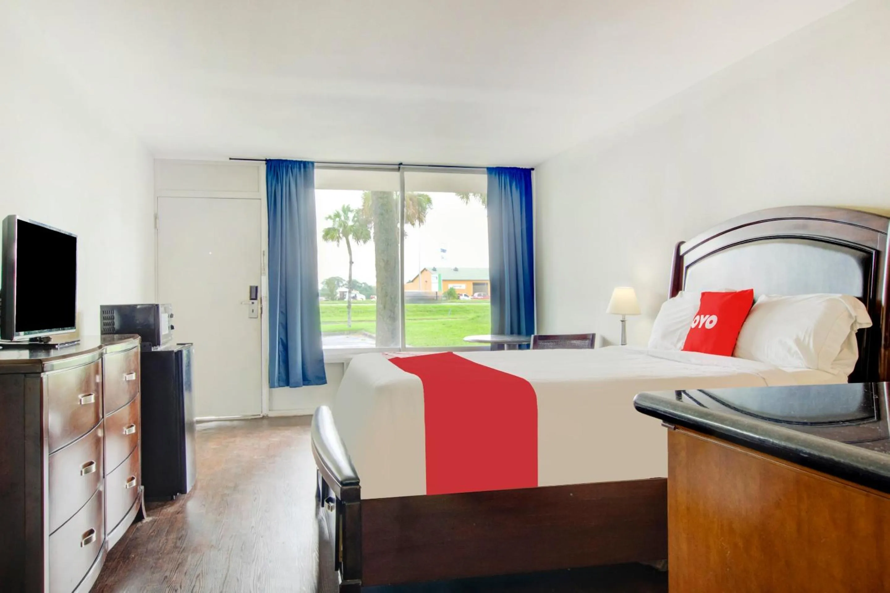 Bedroom, Bed in OYO Hotel Dundee By Crystal Lake