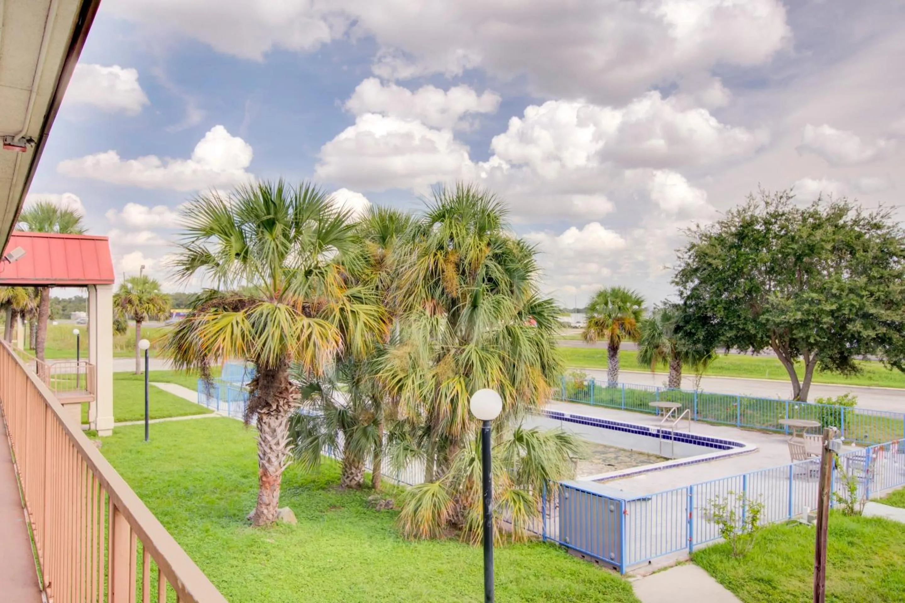 Garden in OYO Hotel Dundee By Crystal Lake