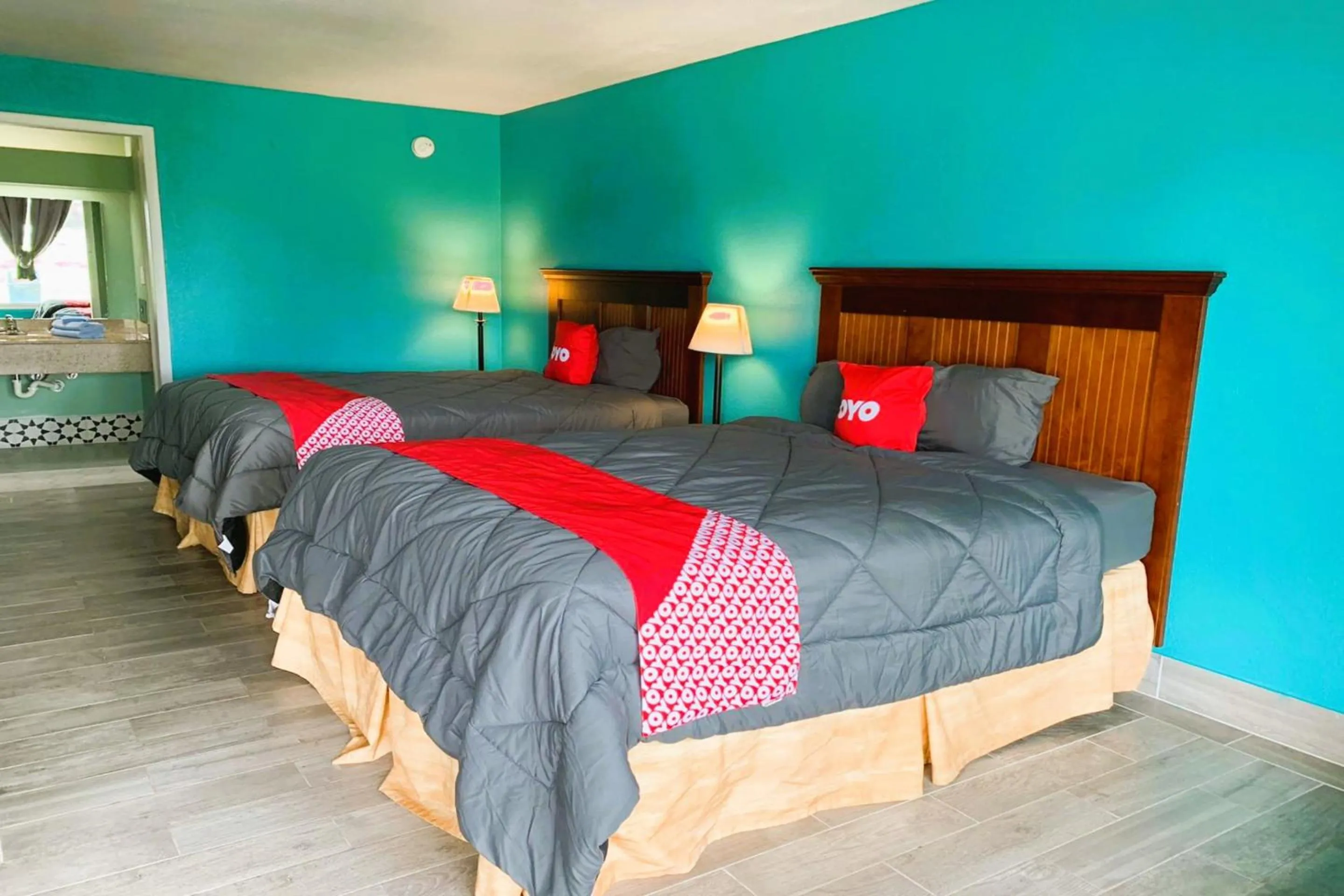 Bedroom, Bed in OYO Hotel Dundee By Crystal Lake