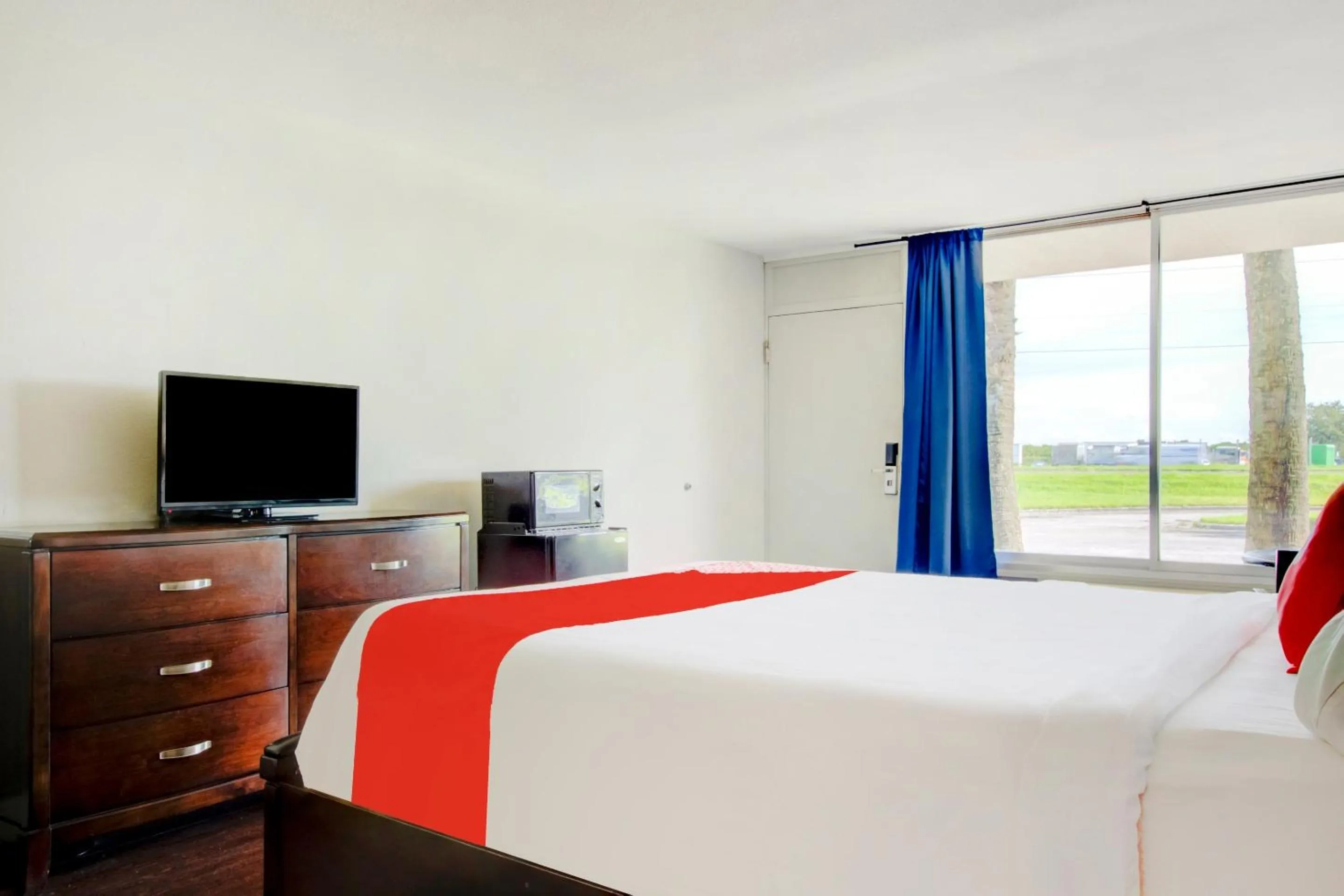 Bedroom, Bed in OYO Hotel Dundee By Crystal Lake