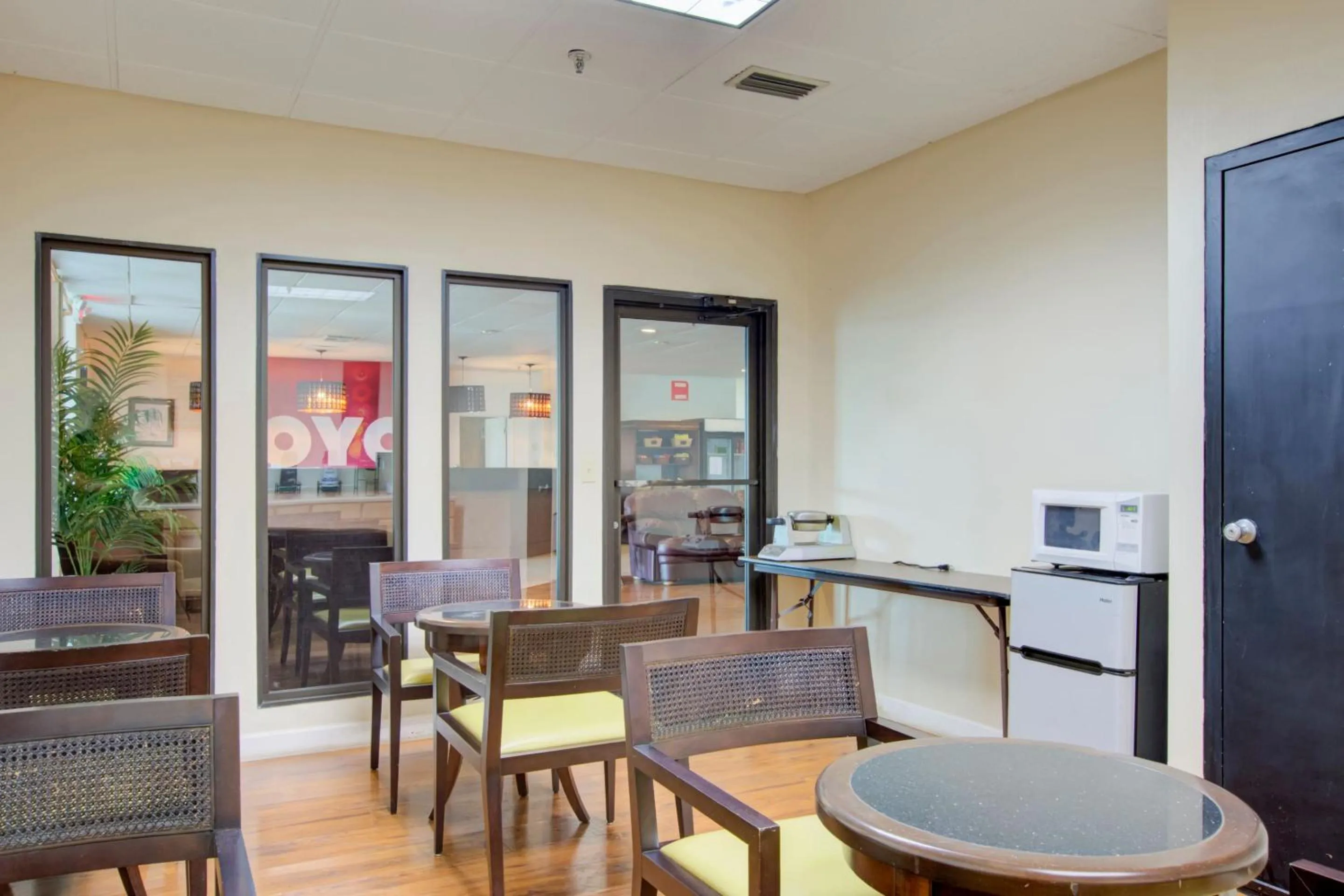 Restaurant/places to eat in OYO Hotel Dundee By Crystal Lake