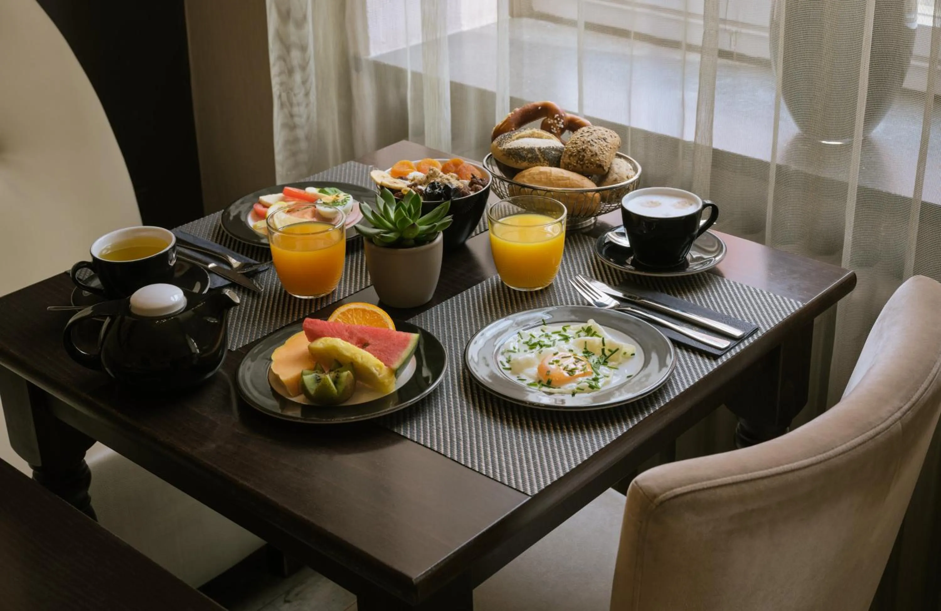 Restaurant/places to eat in Leonardo Boutique Hotel Munich