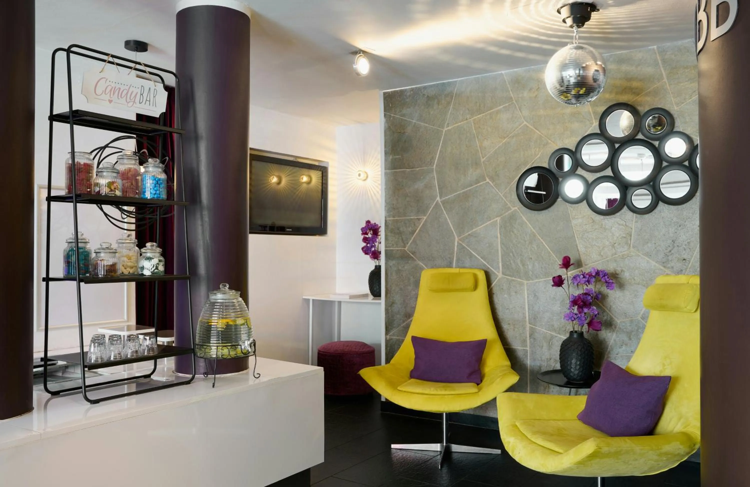 Lobby or reception in Leonardo Boutique Hotel Munich