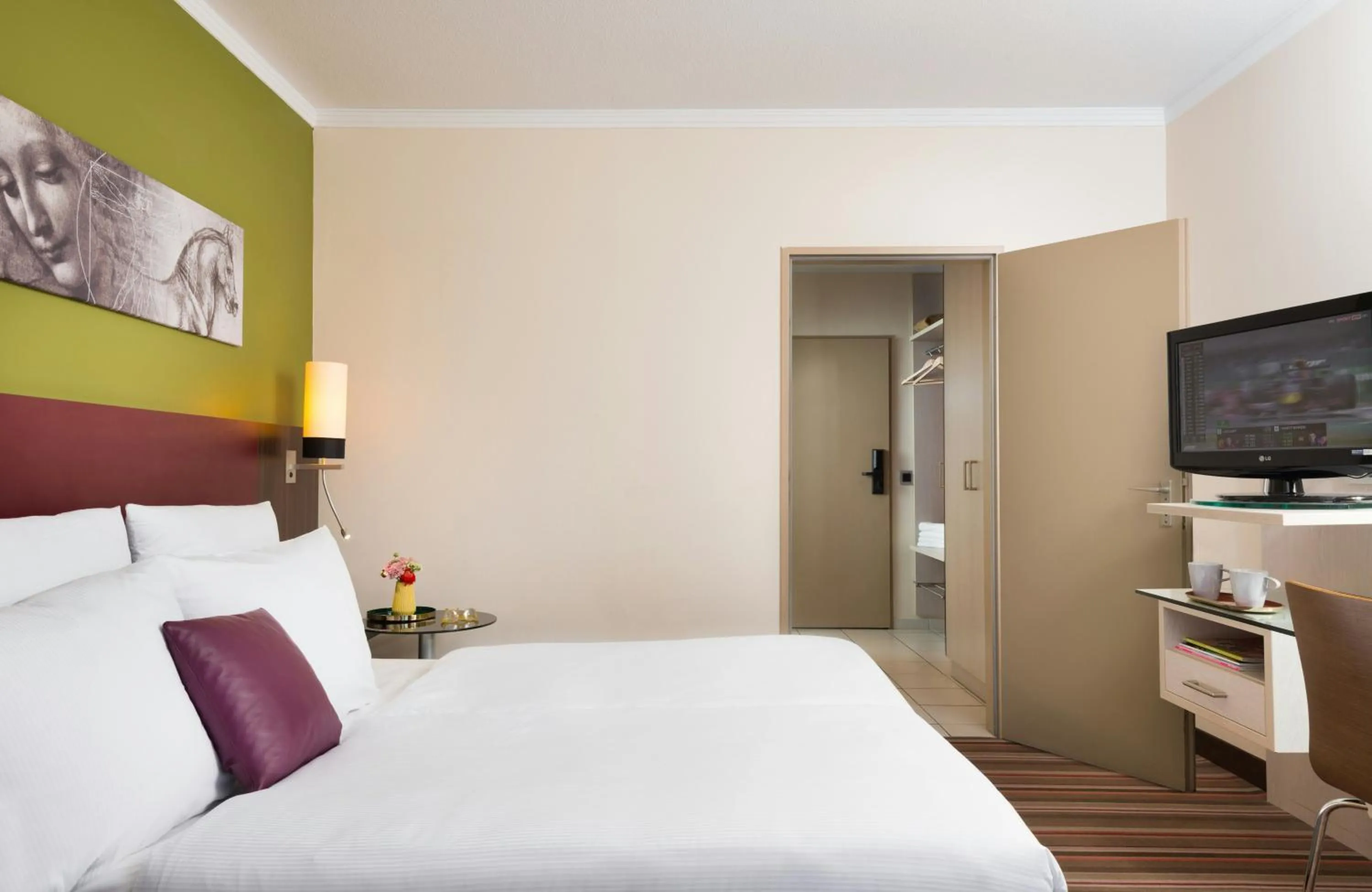 Photo of the whole room, Bed in Leonardo Hotel & Residenz München