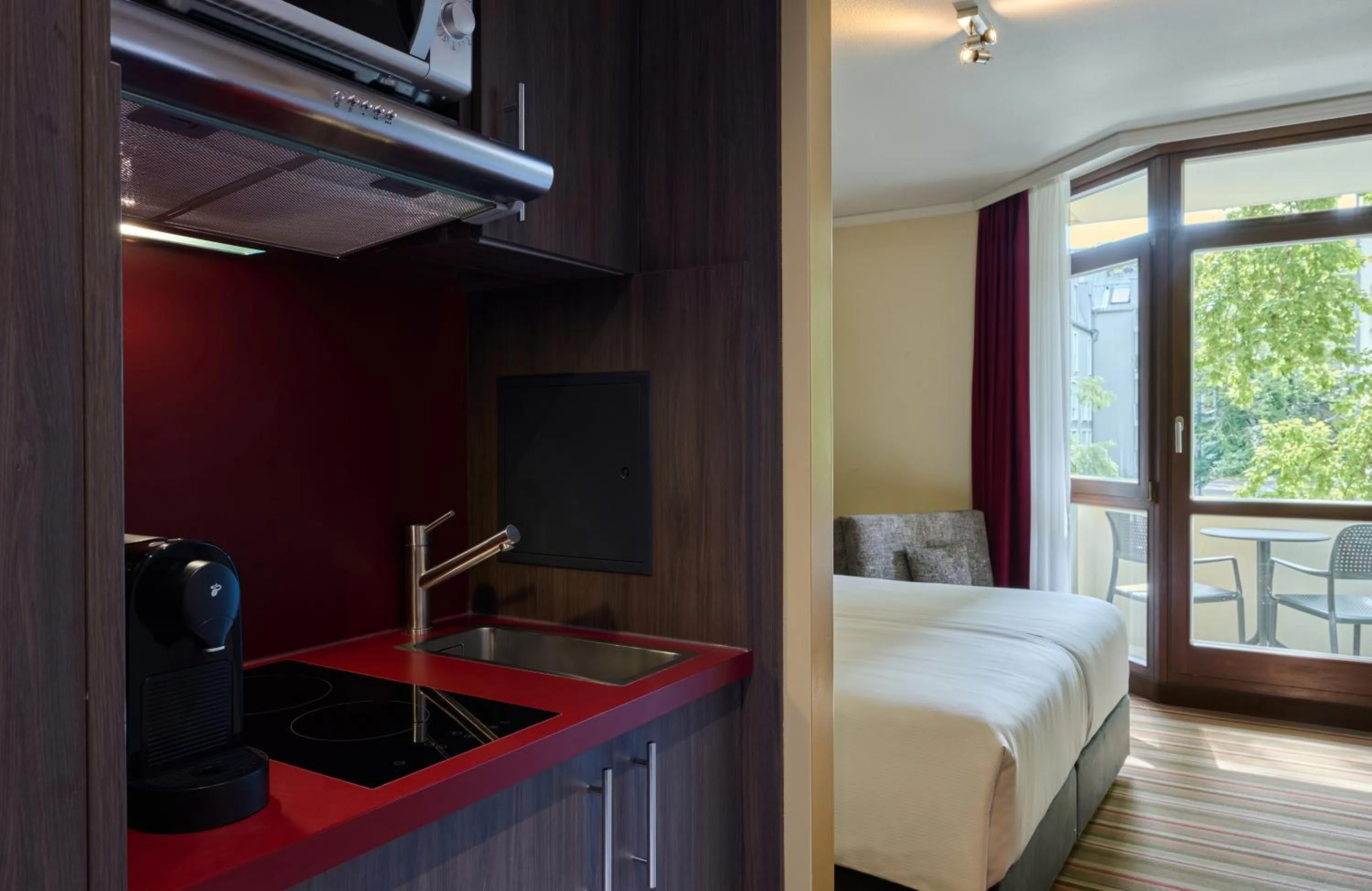 kitchen, Bed in Leonardo Hotel & Residenz München