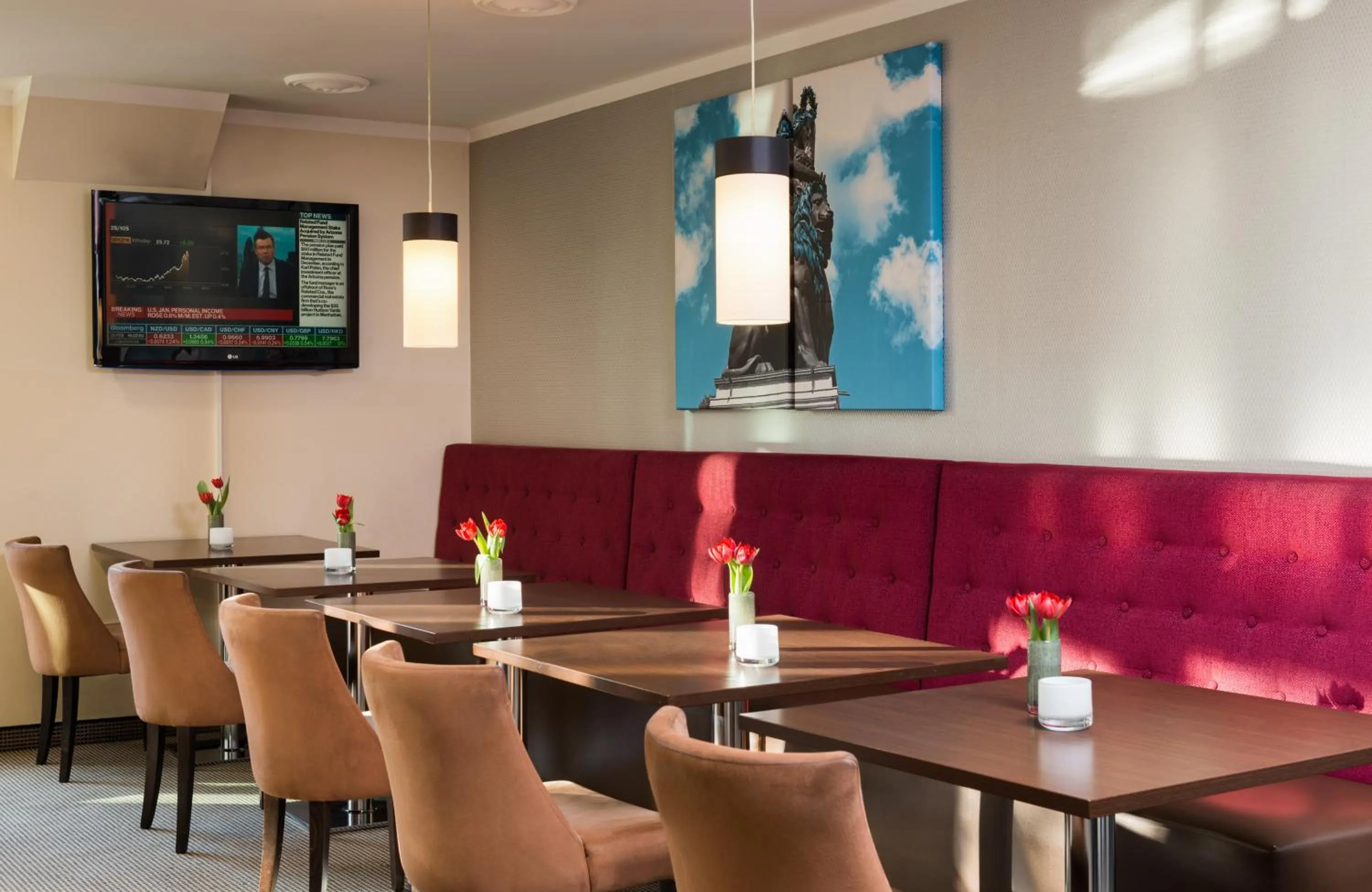 Lounge or bar in Leonardo Hotel & Residenz München