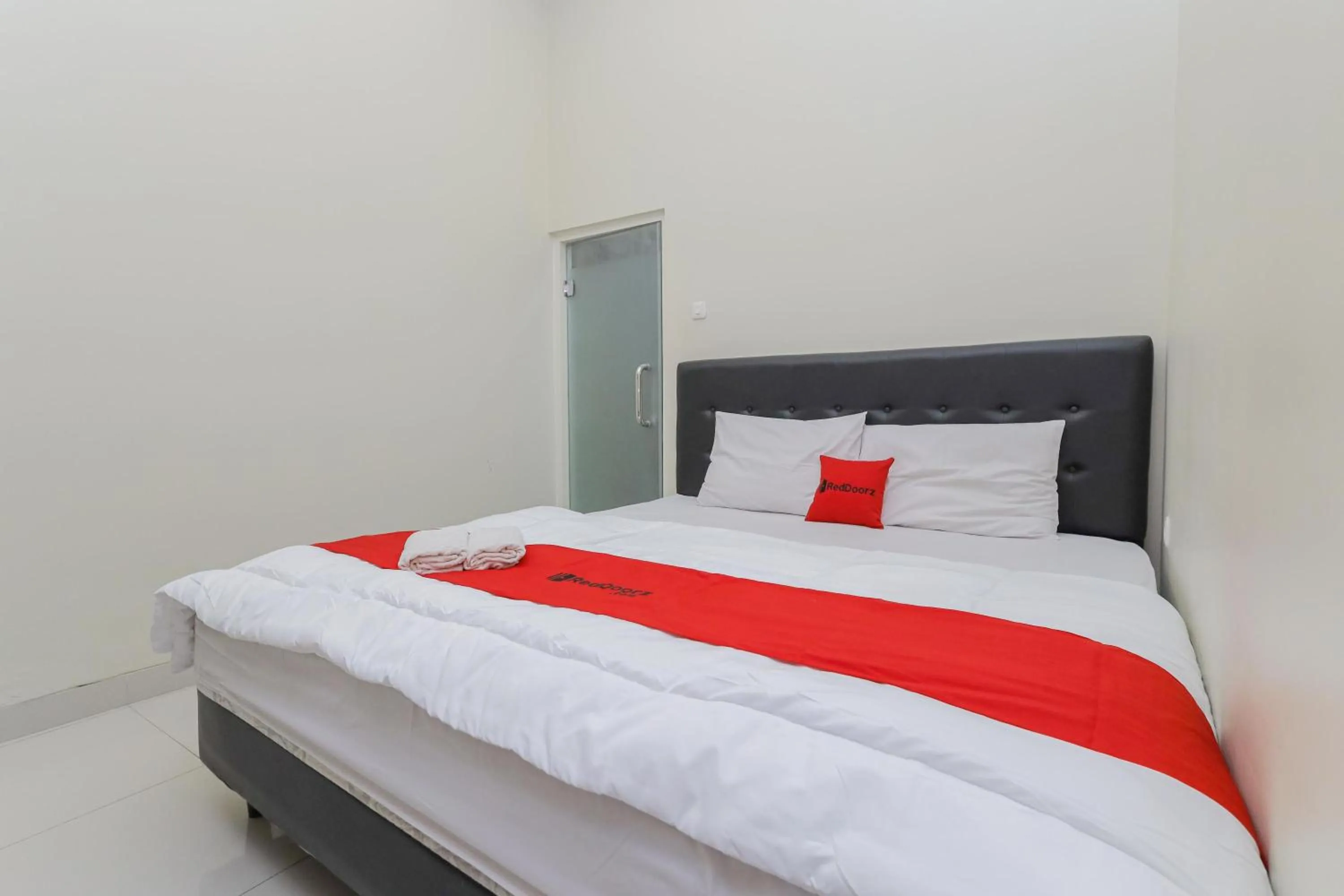 Bedroom, Bed in RedDoorz at Ngaggel Jaya Surabaya